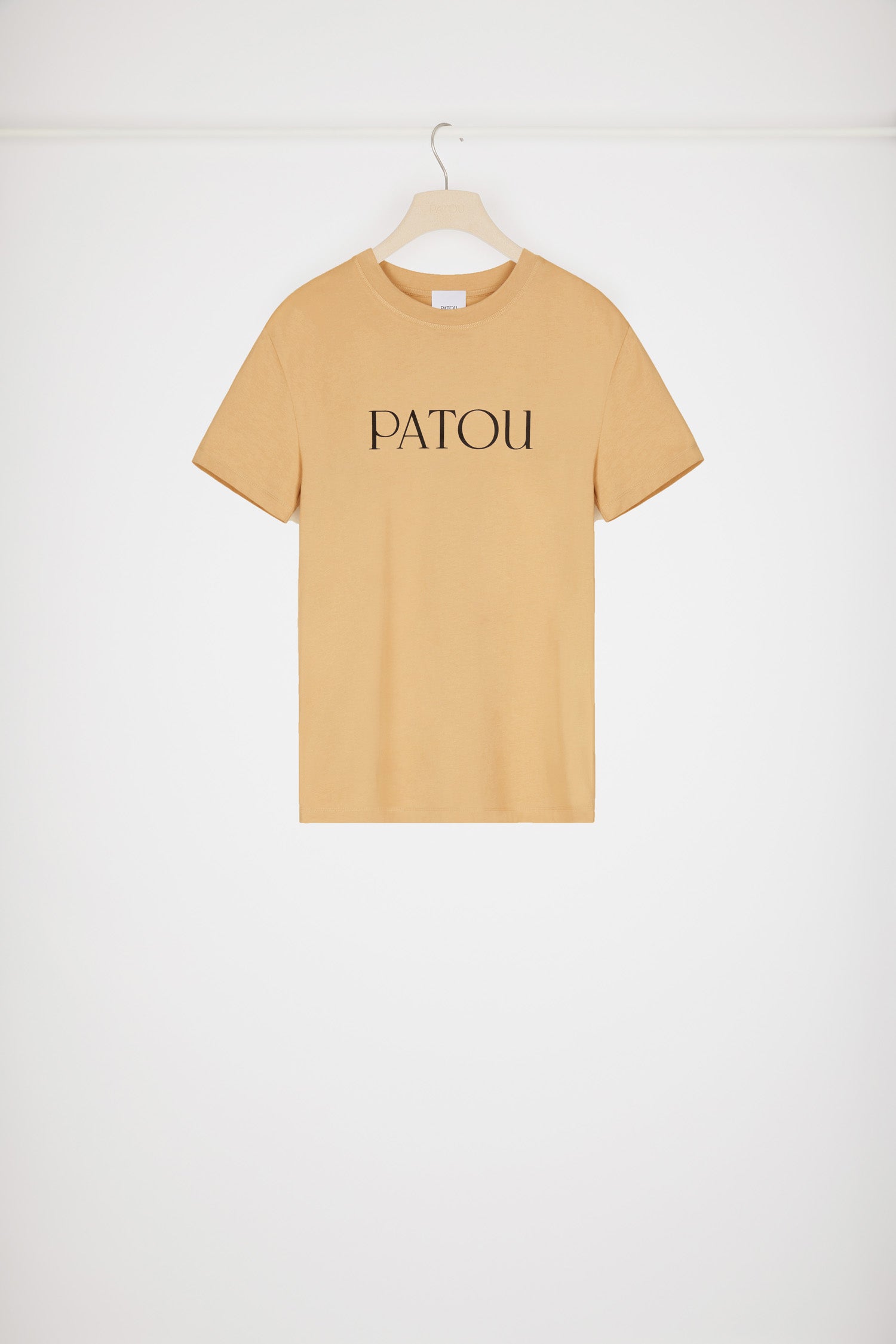 Patou - Maglietta Patou in cotone bio - Chestnut - Patou, per tutti i giorni.T-shirt in cotone bio marrone castagna. Collo rotondo, vestibilità classica. Logo Patou nero sul davanti.Capo unisex; consigliamo agli uomini di scegliere una taglia in più.