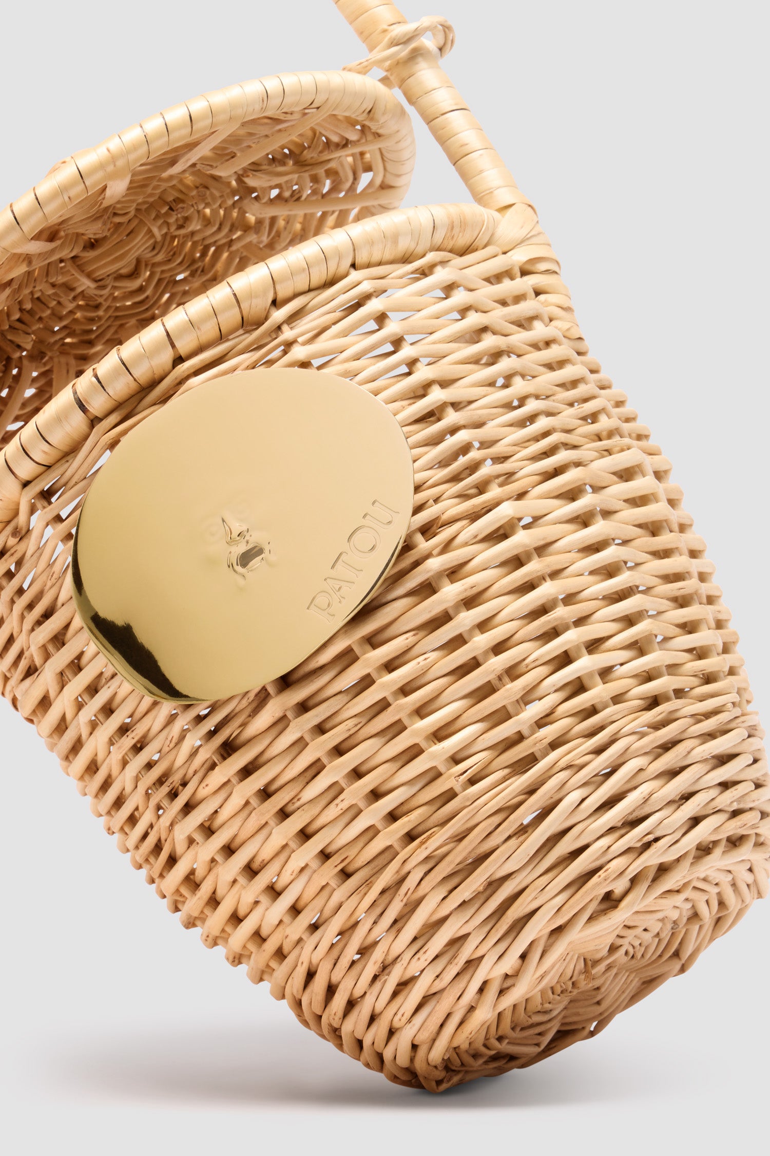 Patou - Panier seau en osier - Vanilla - Panier en osier couleur vanille. Forme seau avec couvercle coulissant sur la anse. Décoration dorée inspirée par la "Bocca della Verità".Ce panier est réalisé artisanalement. Il peut présenter quelques irrégularités.