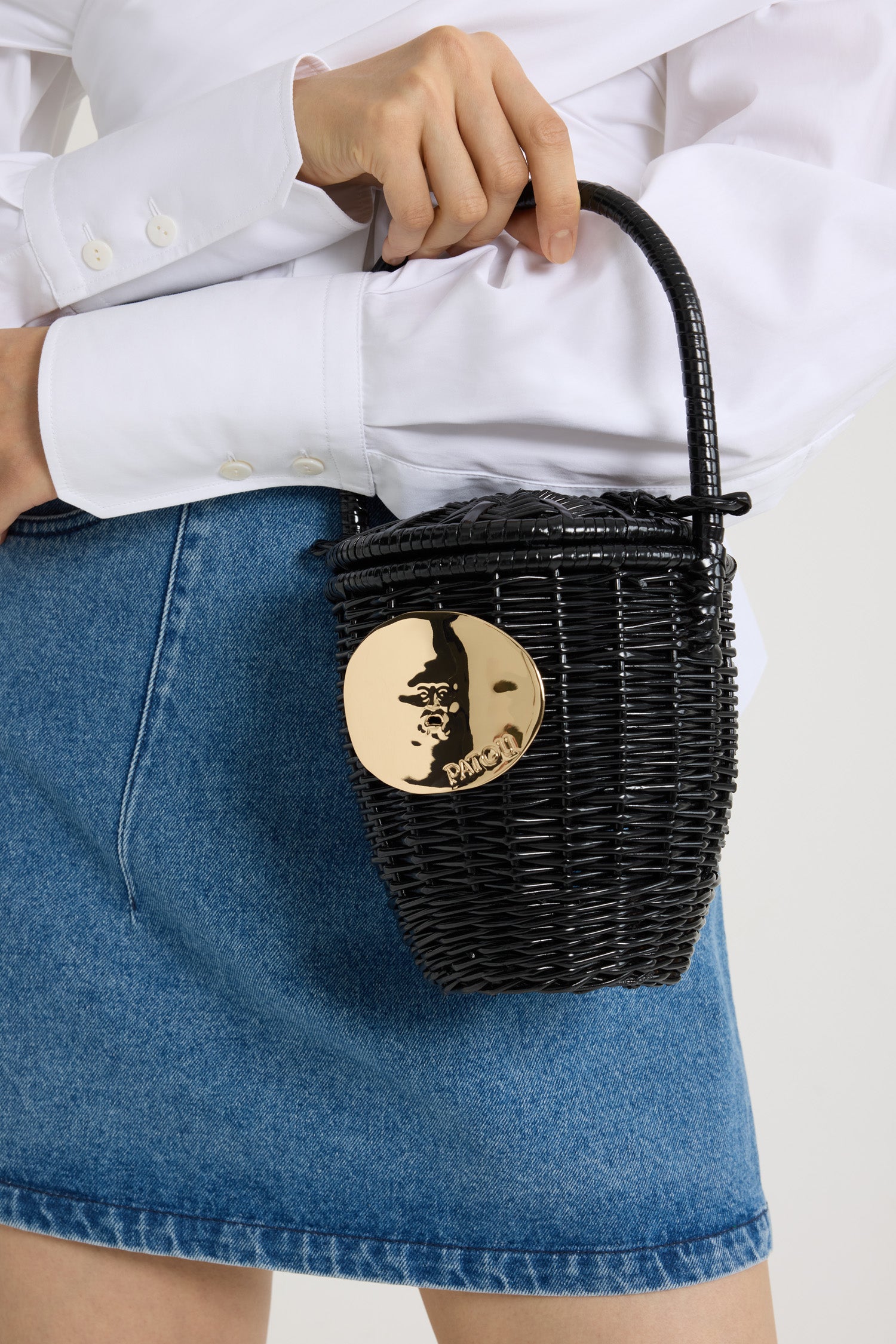 Patou - ウィッカー バケツバッグ - Black - ブラックのウィッカー バケツバッグ。スライドリッド付きのトップハンドル。「真実の口」から着想を得たゴールドカラーの装飾。このバスケットは手作りです。均一ではなく、製品ごとに独自の趣きを持っています。