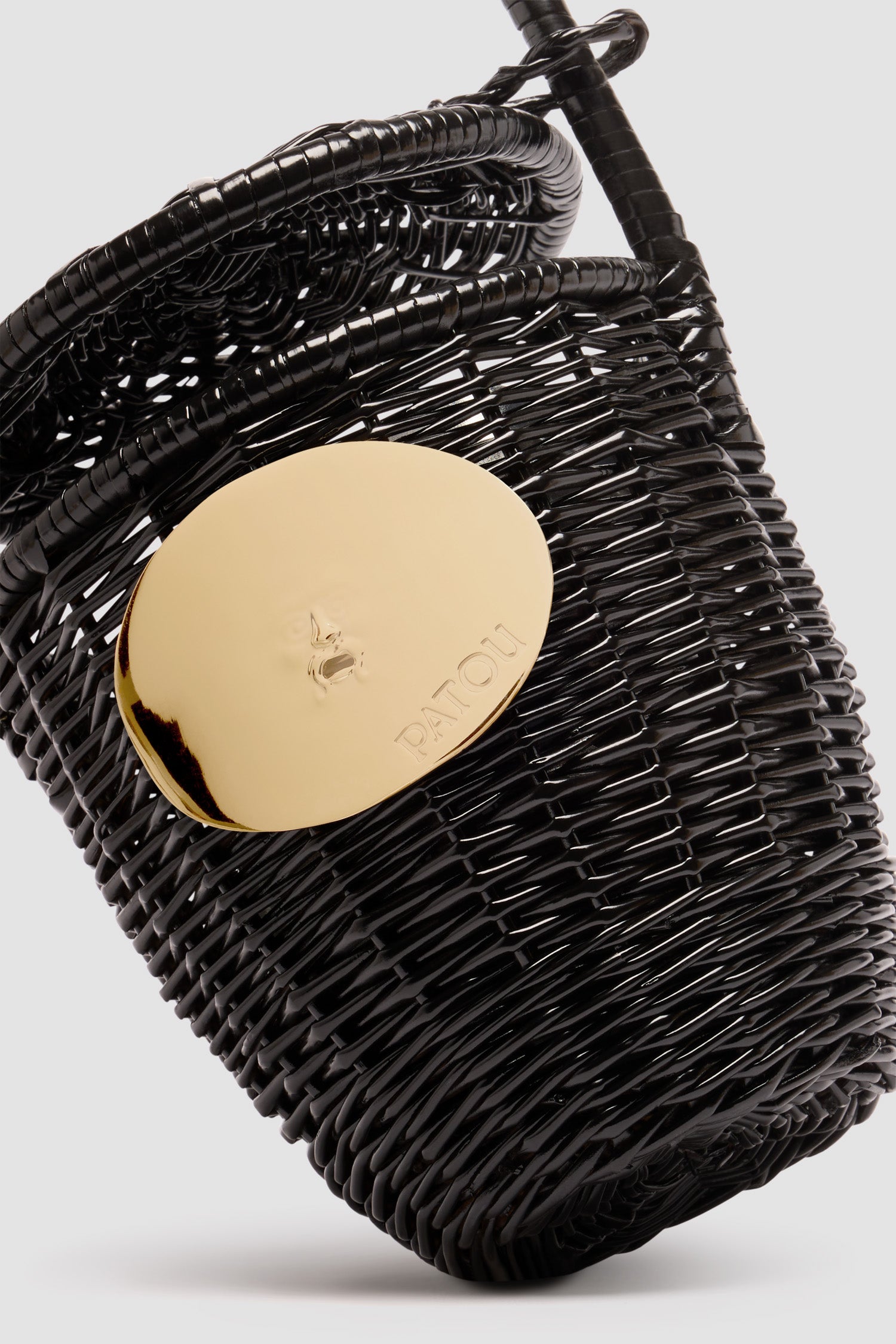 Patou - ウィッカー バケツバッグ - Black - ブラックのウィッカー バケツバッグ。スライドリッド付きのトップハンドル。「真実の口」から着想を得たゴールドカラーの装飾。このバスケットは手作りです。均一ではなく、製品ごとに独自の趣きを持っています。