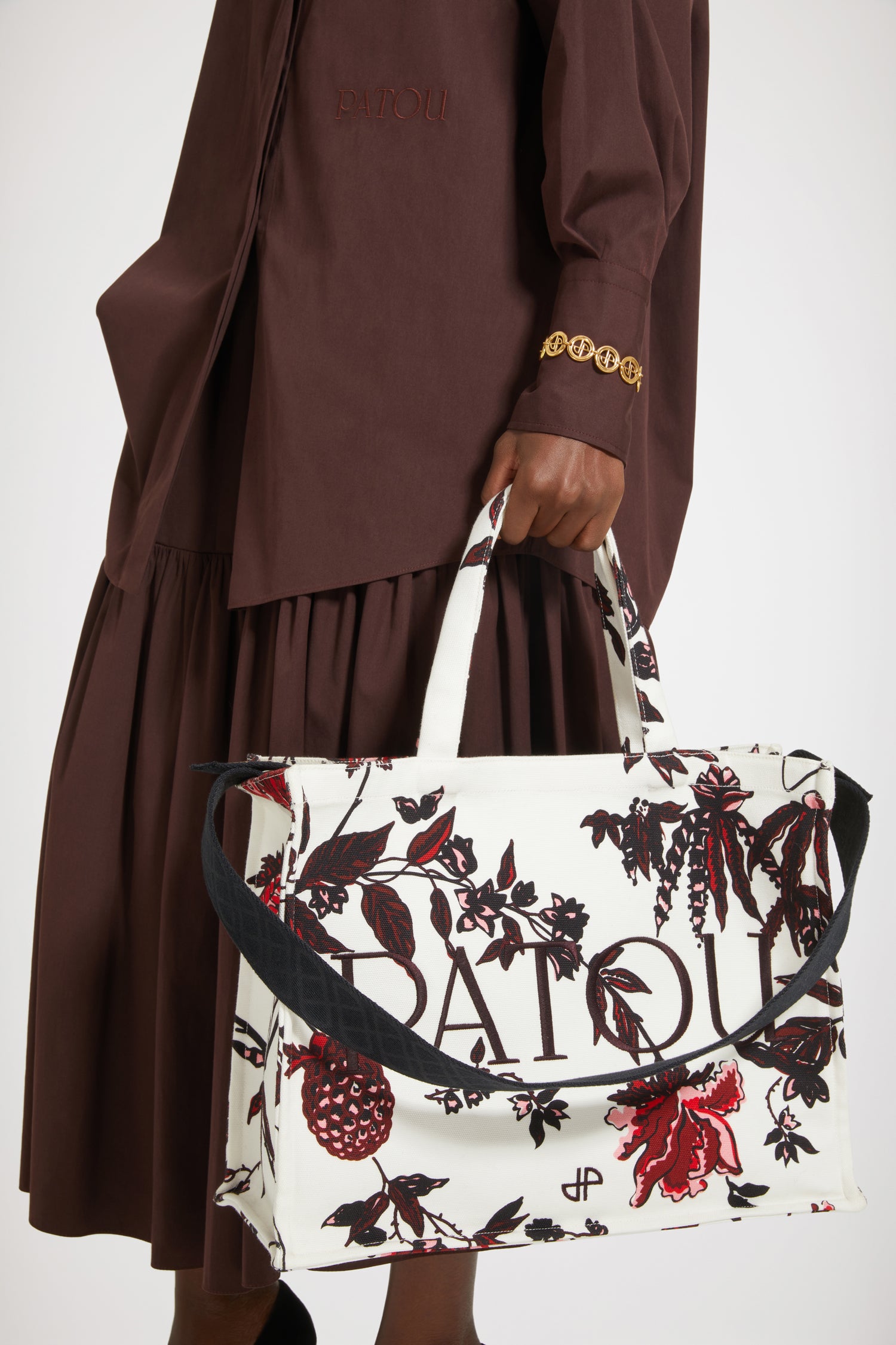 Patou - Großer Patou Shopper aus bedruckter Bio-Baumwolle - Indian Winter - Nehmen Sie Patou überall hin mit.Bedruckter Shopper aus Bio-Baumwolle. „Indian Winter“ Motiv der Saison. Patou Buchstabenlogo und JP-Monogramm. Schulterriemen mit Prägung und goldfarbenen Knöpfen. Zwei Tragegriffe oben. Zum Tragen in der Hand oder über der Schulter.