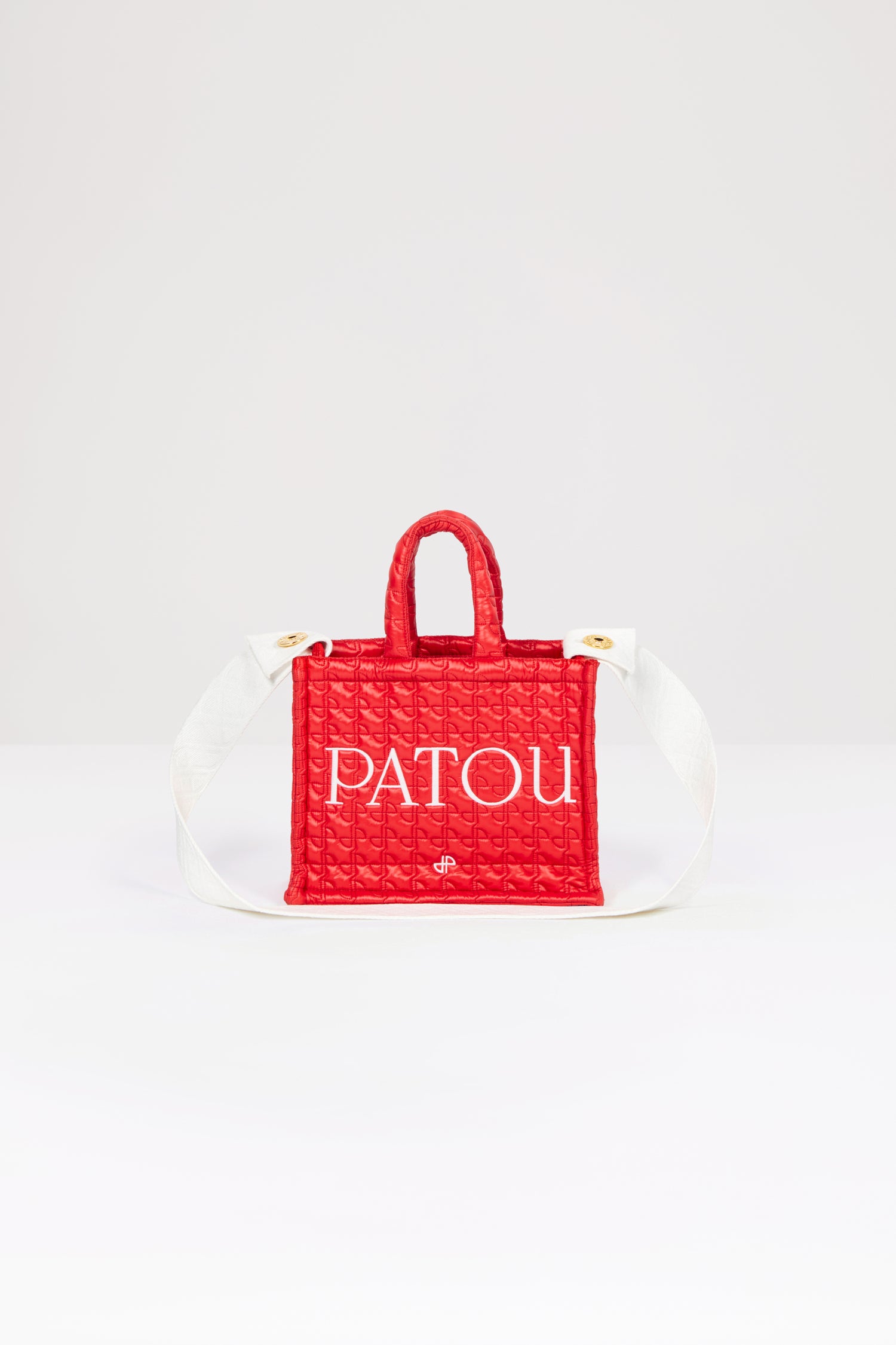 Patou - Tote Patou piccola in nylon trapuntato sostenibile - Red Ski Slope - Matelassé s'il-vous-plaît!Borsa in nylon sostenibile rosso. Matelassé JP. Logo Patou e monogramma JP. Tracolla con logo JP e due bottoni oro incisi Patou. Doppio manico. Può essere portata a mano o in spalla.