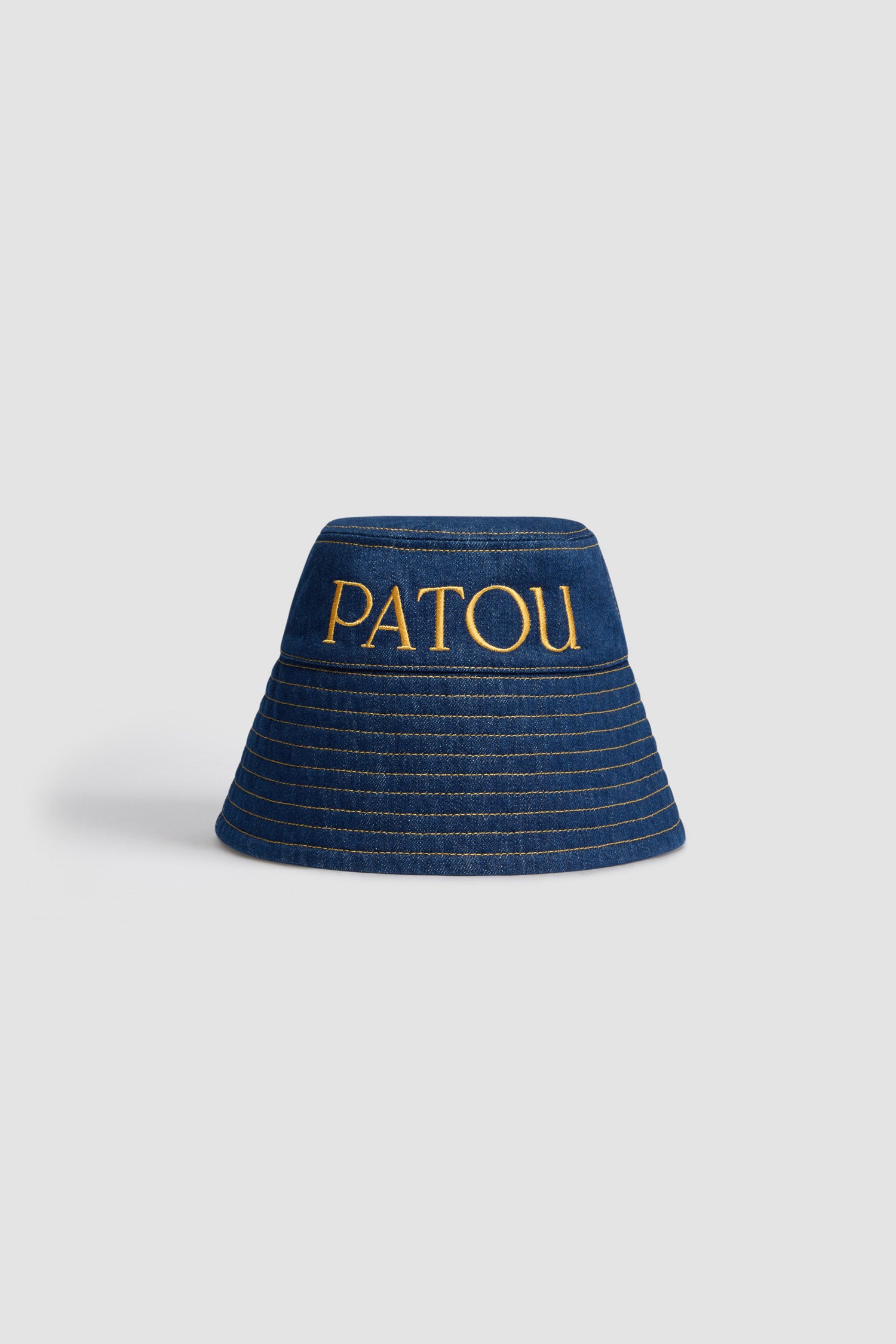 Patou - Patou bucket hat in organic cotton denim - Rodeo Blue - A bucketful of daily Patou joy.Signature Rodeo blue cotton denim bucket hat. Maxi Patou logo embroidered in gold at the front. Wide brim with topstitch detailing.Comes in two sizes: regular women size should order S; regular men size should order L.Size S: circumference 55 cmSize M: circumference 57 cmSize L: circumference 59 cm