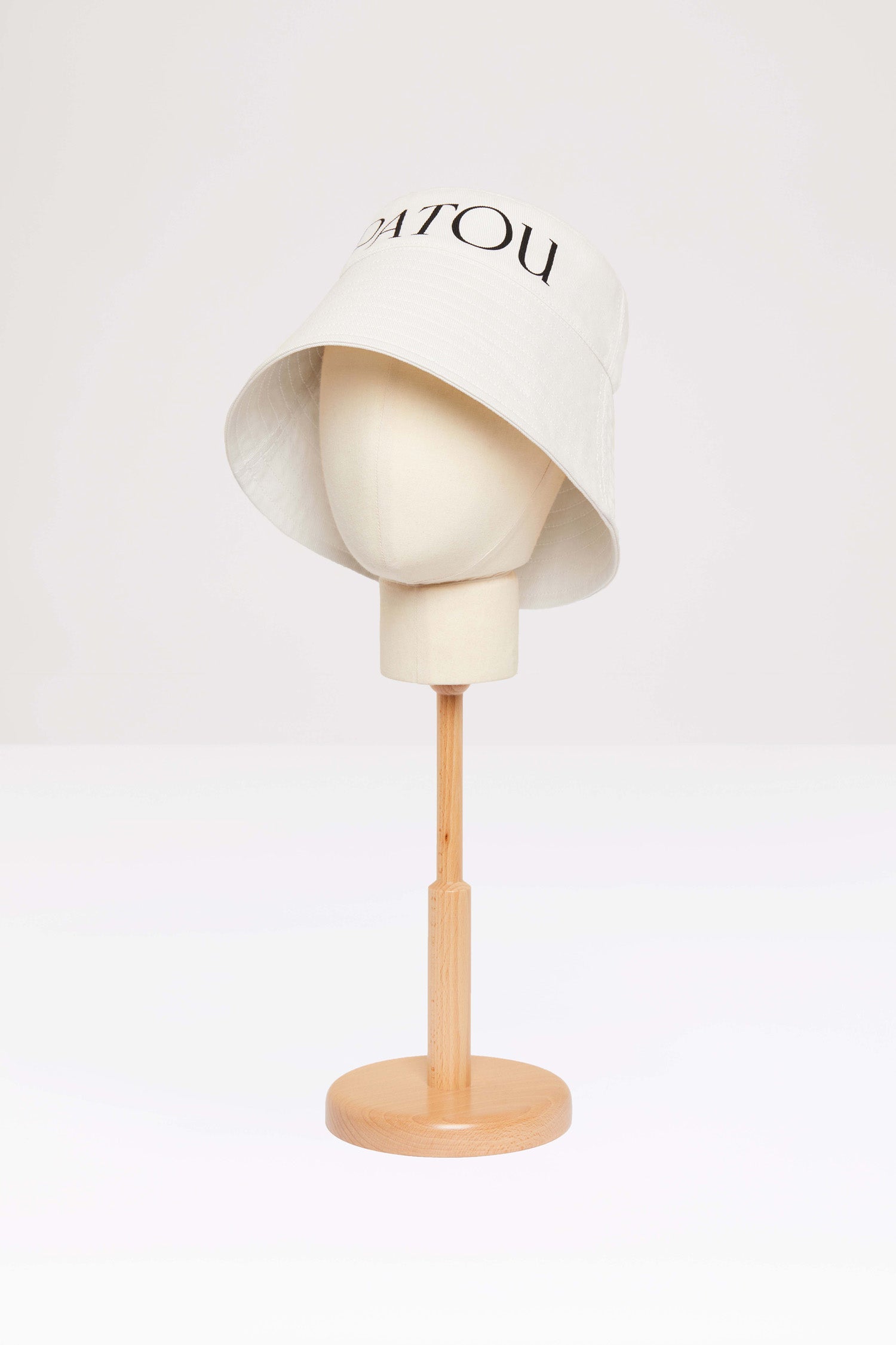 Patou - Cappello da pescatore Patou in cotone bio - White - Il cappellino Patou, da indossare come lo scegli tu.Cappello a secchiello in cotone bio bianco. Maxi logo Patou nero sul fronte. Bordo largo con dettaglio di cucitura. Disponibile in due taglie. Taglia standard consigliata per le donne: XS/S. Taglia standard consigliata per gli uomini: M/L.