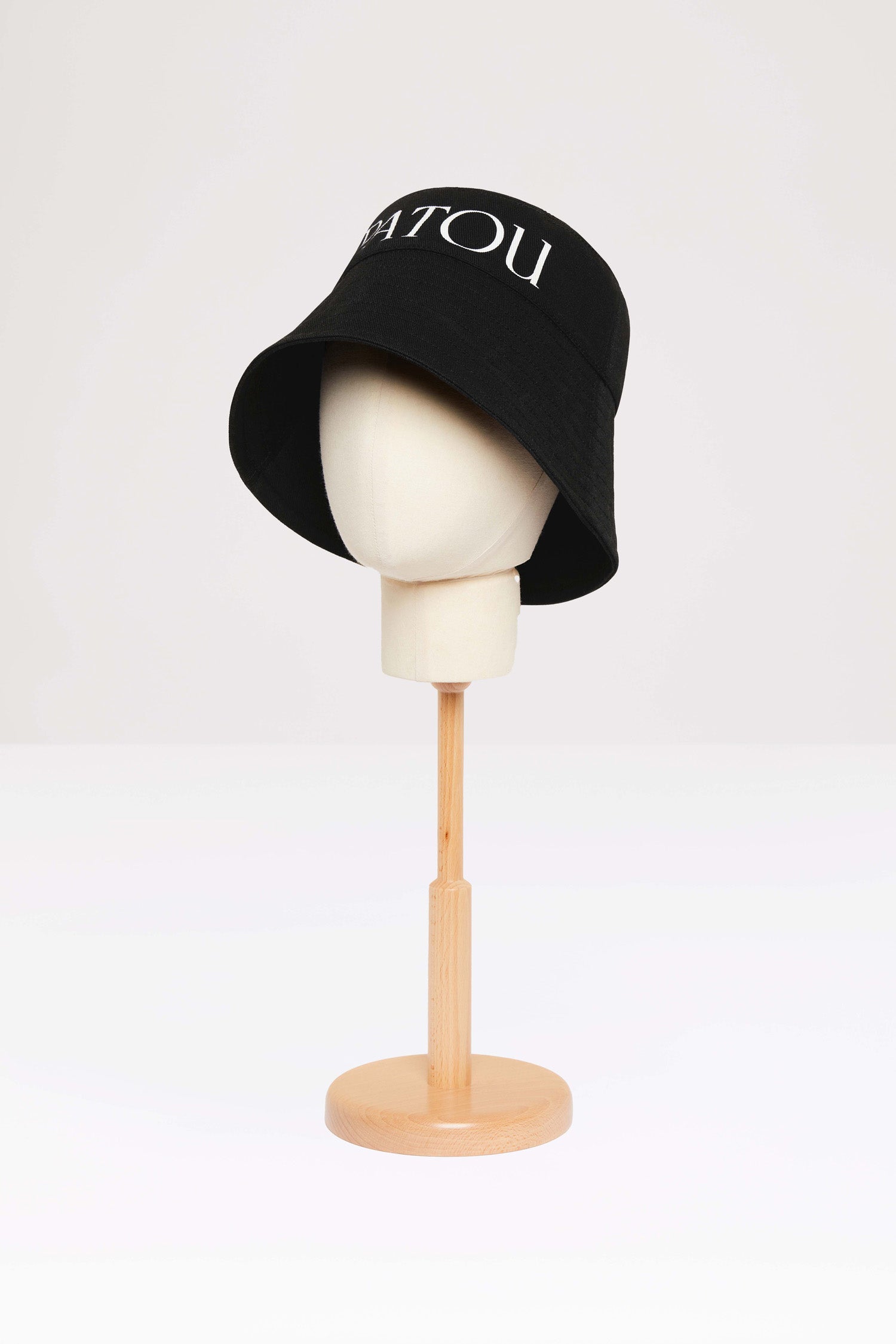Patou - Patou bucket hat in organic cotton - Black - A bucketful of daily Patou joy.Signature black organic cotton bucket hat. Maxi lettering logo at the front in white. Wide brim with topstitch detailing. Comes in two sizes: regular women size should order XS/S; regular men size should order M/L.