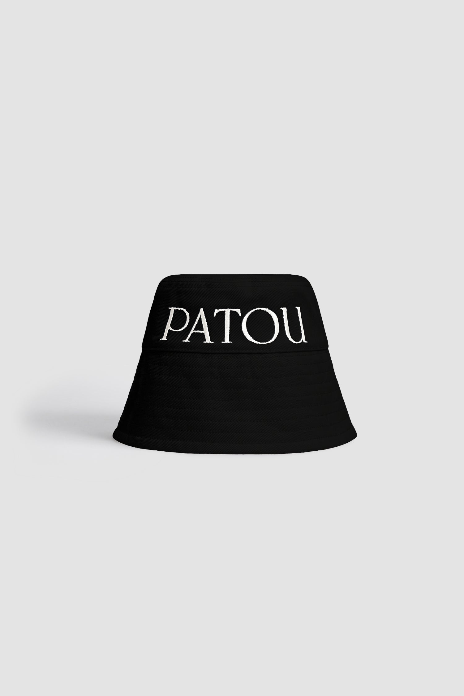 Patou - Cappello a secchiello Patou in cotone - Black - Il cappellino Patou, da indossare come lo scegli tu.Cappello a secchiello in cotone nero. Maxi logo Patou bianco sul fronte. Bordo largo con dettaglio di cucitura.Disponibile in due taglie. Taglia standard consigliata per le donne: S. Taglia standard consigliata per gli uomini: L.Circonferenza S : 55 cmCirconferenza M : 57 cmCirconferenza L : 59 cm