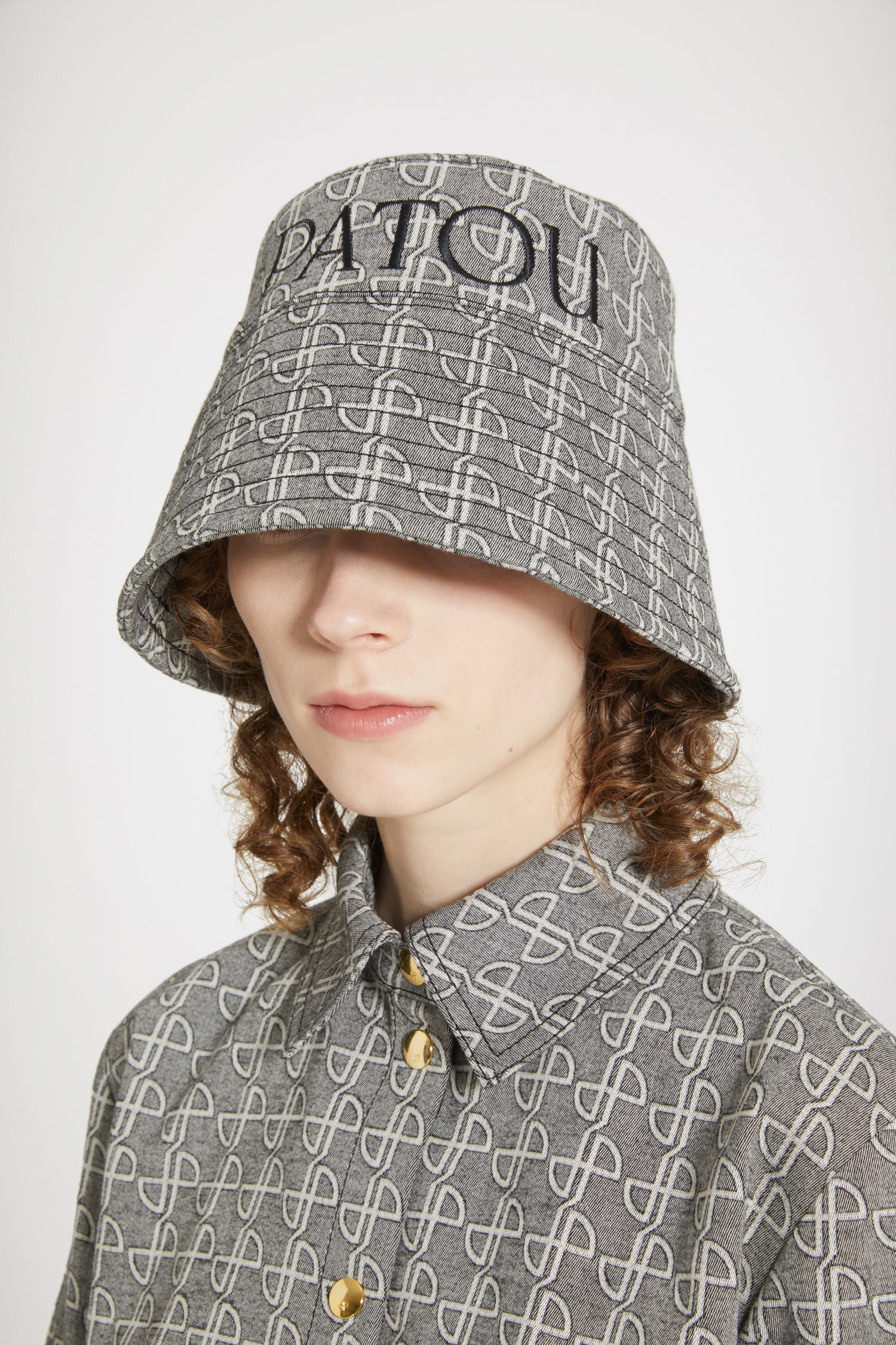 Patou - Patou bucket hat in cotton jacquard - Black JP link - A bucketful of daily Patou joy.Signature bucket hat in black and white cotton jacquard. Allover JP pattern. Maxi Patou logo embroidered at the front. Wide brim with topstitch detailing.Size S: circumference 56 cmSize L: circumference 58 cm
