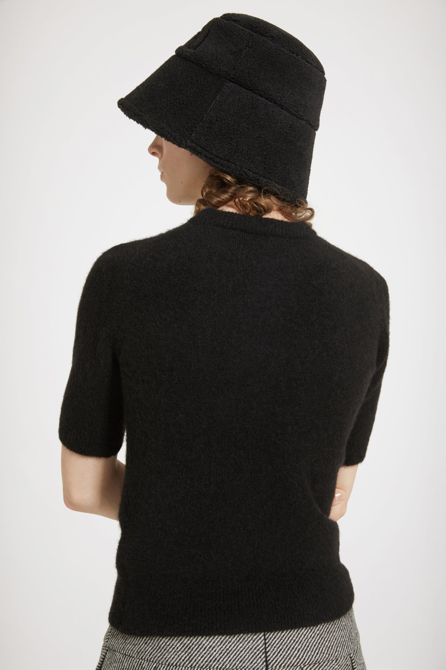Patou - Patou Fischerhut aus Kunst-Shearling - Black - Die tägliche Portion Patou Fröhlichkeit.Charakteristischer Fischerhut aus Kunst-Shearling in Schwarz. Aufgesticktes Patou Logo im Maxi-Format auf der Vorderseite. Breite Krempe.Größe S: Umfang 56 cmGröße L: Umfang 58 cm