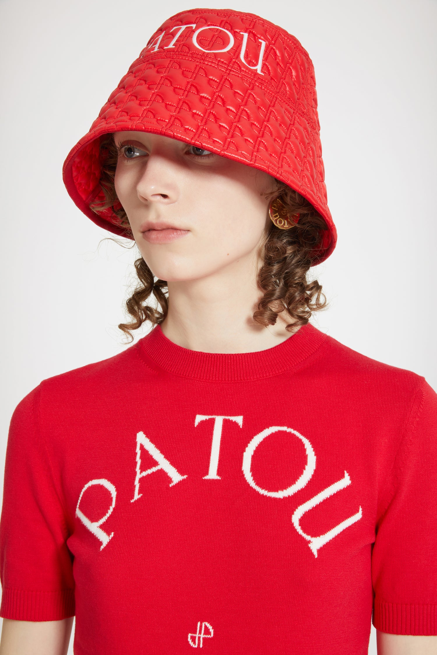 Patou - Patou bucket hat in eco-friendly quilted nylon - Red Ski Slope - A bucketful of daily Patou joy.Signature bucket hat in red eco-friendly nylon. Signature JP quilting. Maxi Patou logo embroidered at the front. Wide brim.Size S: circumference 56 cmSize L: circumference 58 cm