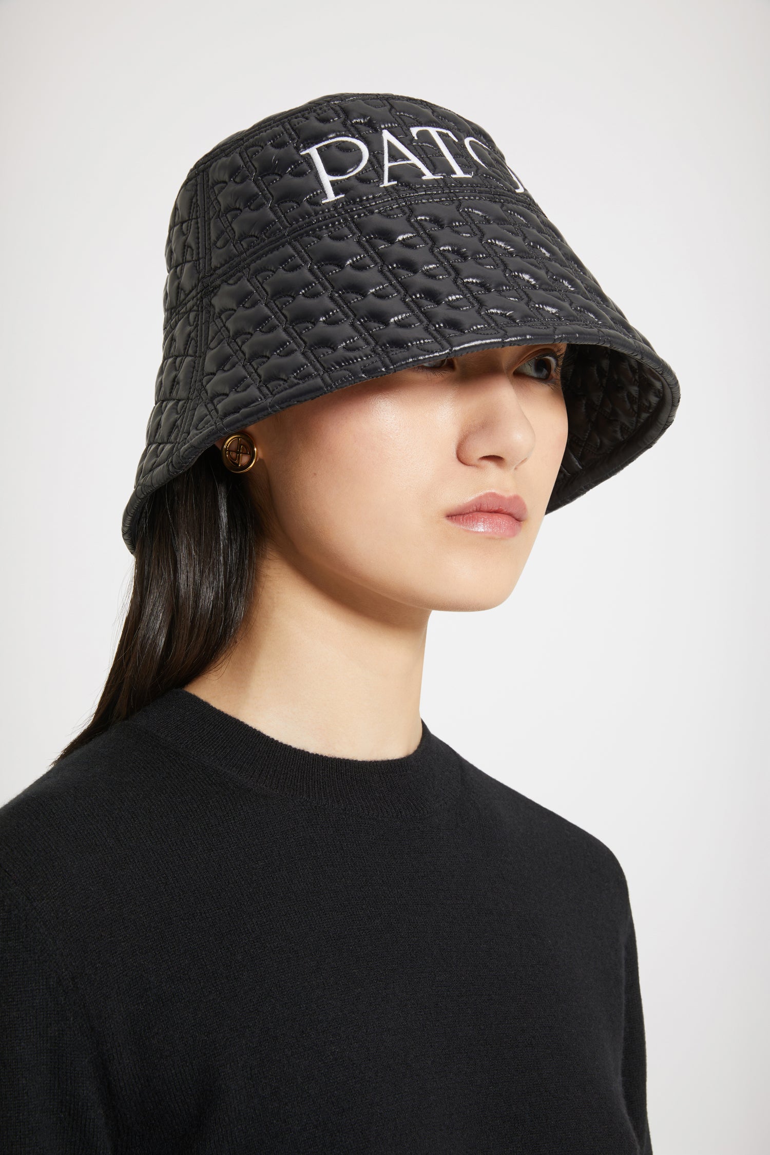 Patou - Cappello da pescatore Patou in nylon trapuntato sostenibile - Black Ski Slope - Il cappellino Patou, da indossare come lo scegli tu.Cappello in nylon sostenibile nero. Matelassé JP. Maxi logo Patou ricamato sul fronte. Bordo largo con dettaglio di cucitura.Circonferenza S : 56 cmCirconferenza L : 58 cm