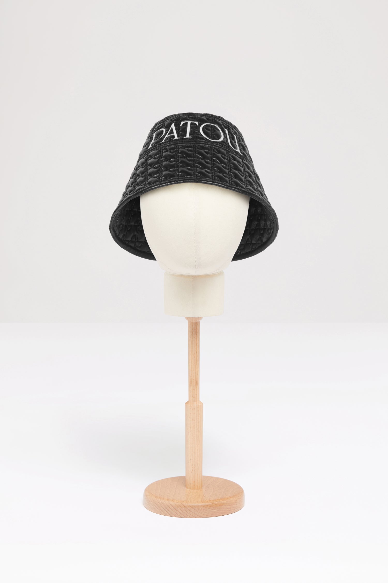 Patou - Cappello da pescatore Patou in nylon trapuntato sostenibile - Black Ski Slope - Il cappellino Patou, da indossare come lo scegli tu.Cappello in nylon sostenibile nero. Matelassé JP. Maxi logo Patou ricamato sul fronte. Bordo largo con dettaglio di cucitura.Circonferenza S : 56 cmCirconferenza L : 58 cm