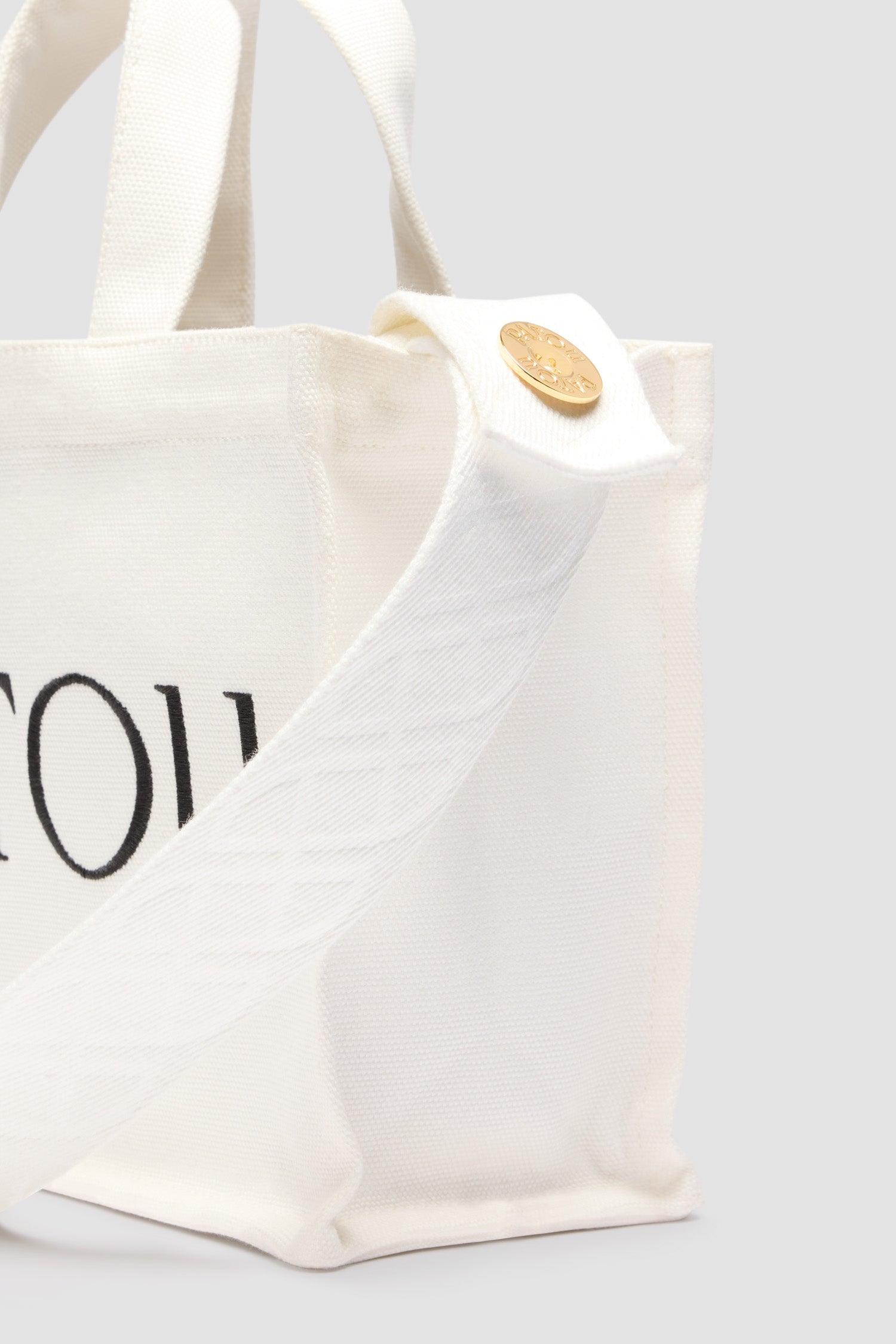 Patou - Tote Patou piccola in cotone - White - Borsa in cotone bianco. Logo Patou e monogramma JP ricamati. Tracolla con logo JP e due bottoni oro incisi Patou. Doppio manico. Può essere portata a mano o in spalla.
