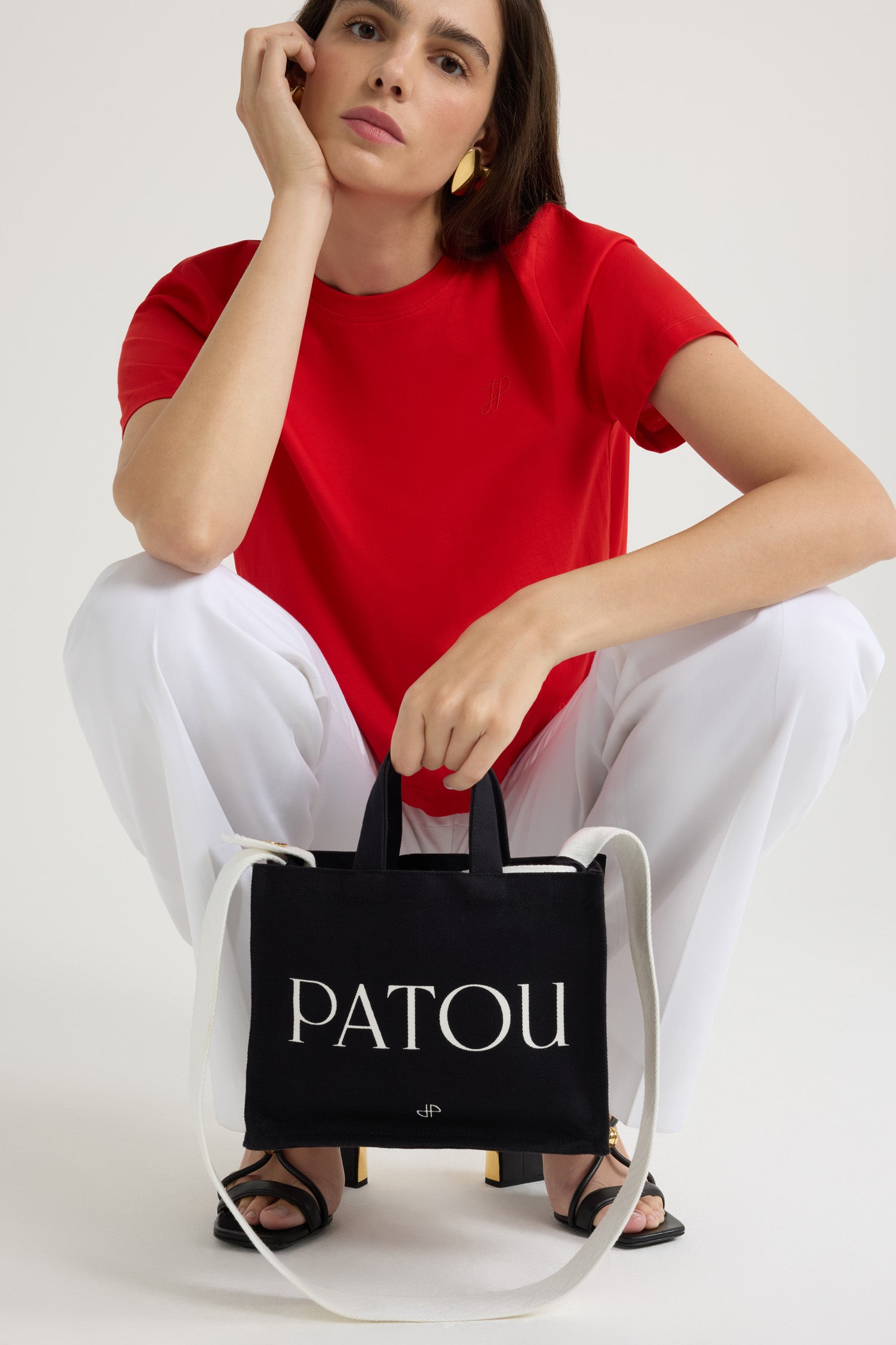Patou - 코튼 캔버스 스몰 파투 토트백 - Black - 블랙 컬러의 코튼 캔버스 소재. Patou 및 JP 자수 장식. 골드 버튼이 달린 엠보싱 숄더 스트랩. 두 개의 탑 핸들. 토트백 또는 숄더백으로 착용 가능.