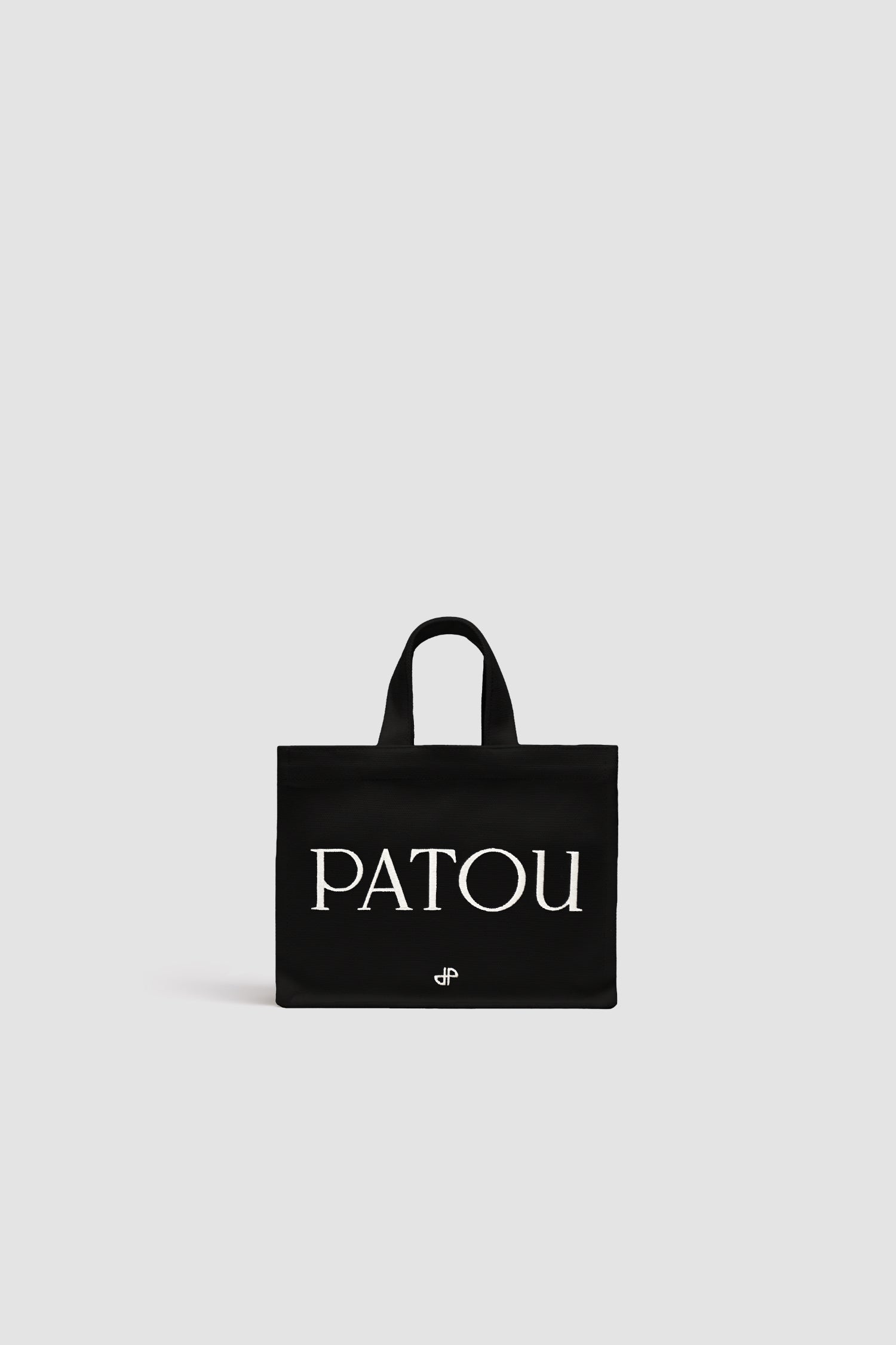 Patou - 코튼 캔버스 스몰 파투 토트백 - Black - 블랙 컬러의 코튼 캔버스 소재. Patou 및 JP 자수 장식. 골드 버튼이 달린 엠보싱 숄더 스트랩. 두 개의 탑 핸들. 토트백 또는 숄더백으로 착용 가능.