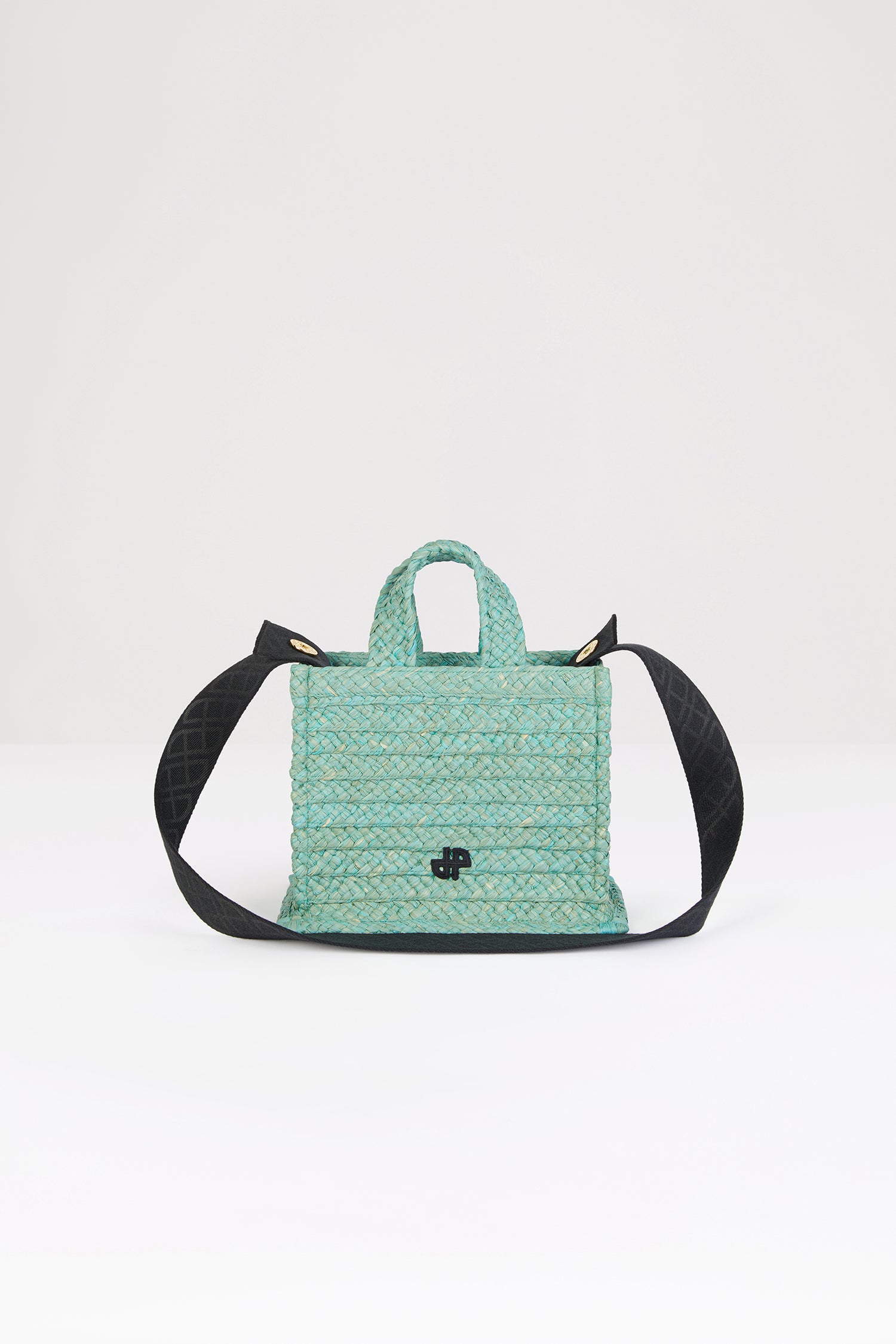 Patou - 라피아 스몰 JP 토트백 - Mint Green - 파투의 감성과 함께 여름에 착용하기에 완벽한 토트백.민트 그린 컬러의 라피아 소재. 앞면에 JP 아플리케. 골드 버튼이 달린 블랙 컬러의 엠보싱 캔버스 숄더 스트랩. 두 개의 탑 핸들. 토트백 또는 숄더백으로 착용 가능.