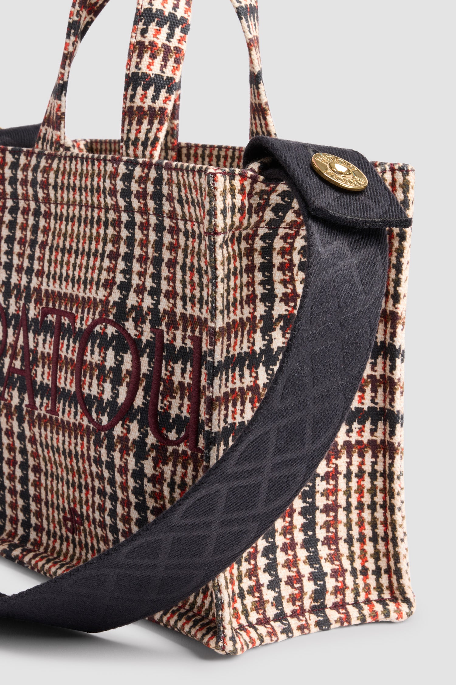 Patou - Small Patou logo tote in printed cotton canvas - Prince Of Wales - Cotton canvas tote. Prince of Wales pattern. Small version. Embroidered Patou logo and JP monogram. Embossed shoulder strap with gold-tone Patou logo-engraved buttons. Two top handles. Can be carried by hand or on the shoulder.