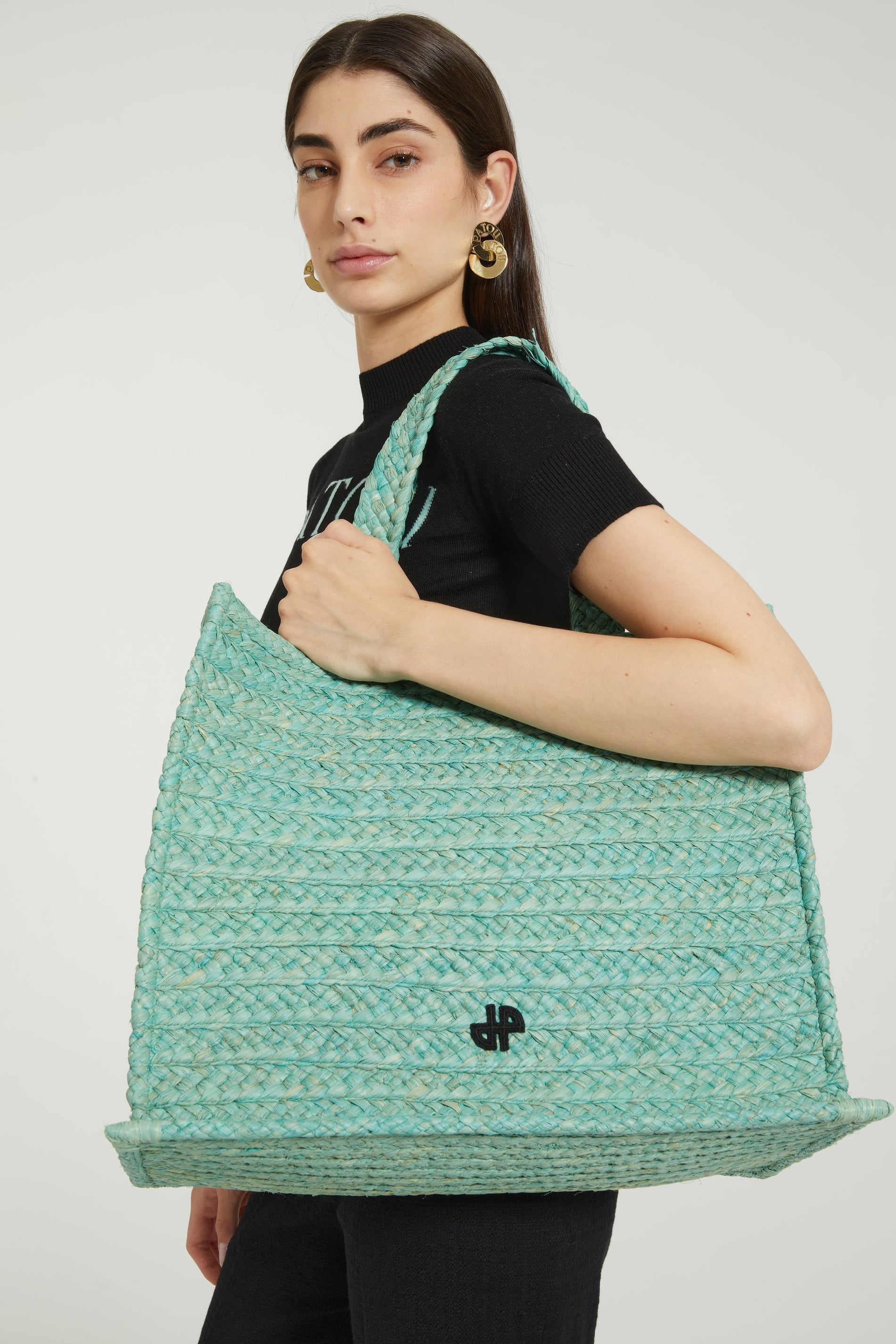 Patou - Panier JP en raphia - Mint Green - Un grand classique de l'été se pare d'une touche de JP.Panier en raphia vert menthe. Monogramme JP noir sur le devant. Bandoulière ornée de JP embossés avec détail de boutons dorés gravés Patou. Double anse. Peut se porter à la main ou sur l'épaule.