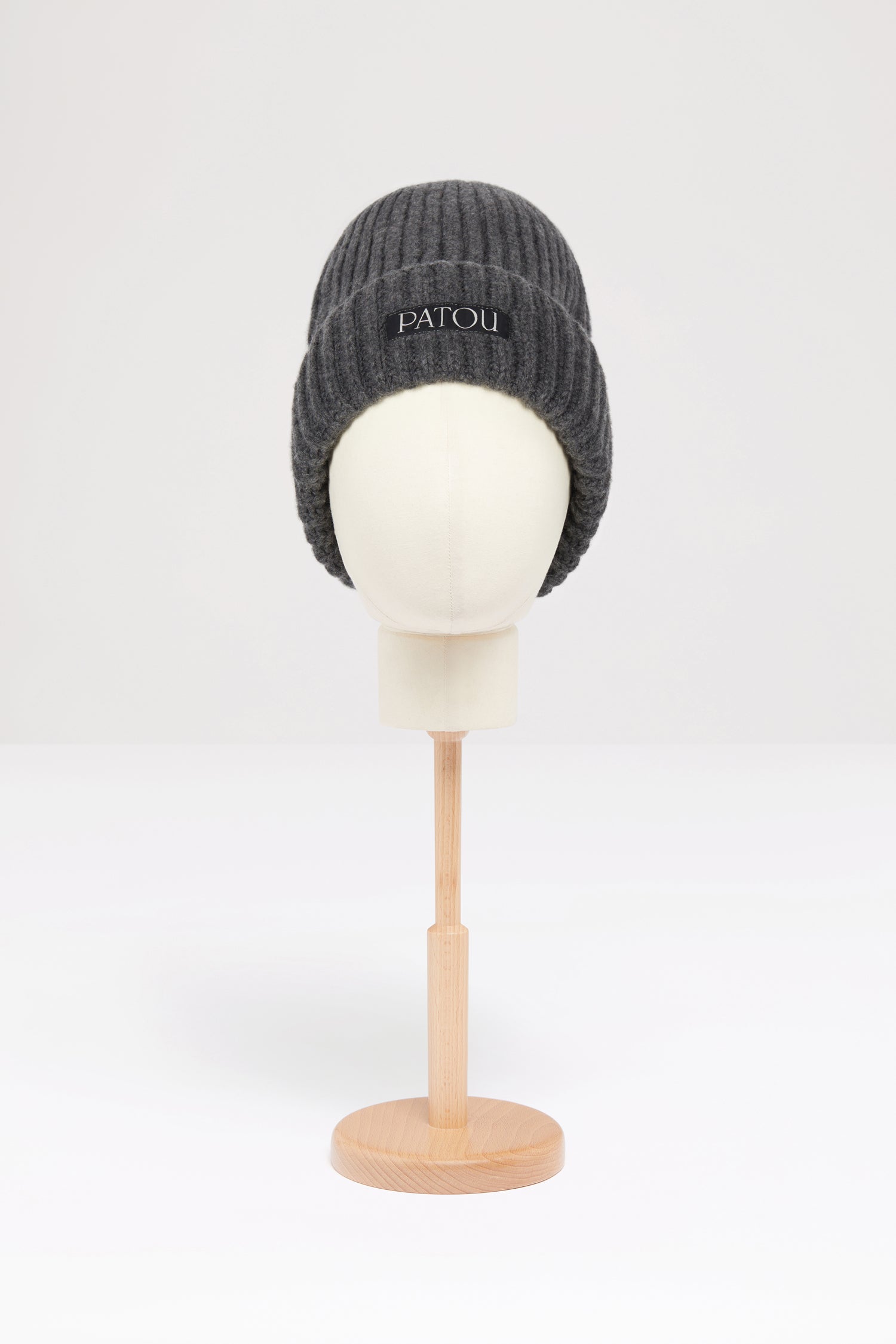 Patou - Cuffia Patou in misto lana e cachemire sostenibile - Graphite - L'inverno con Patou.Cuffia in misto misto lana e cachemire grigio grafite. Maglia a costine. Etichetta Patou.