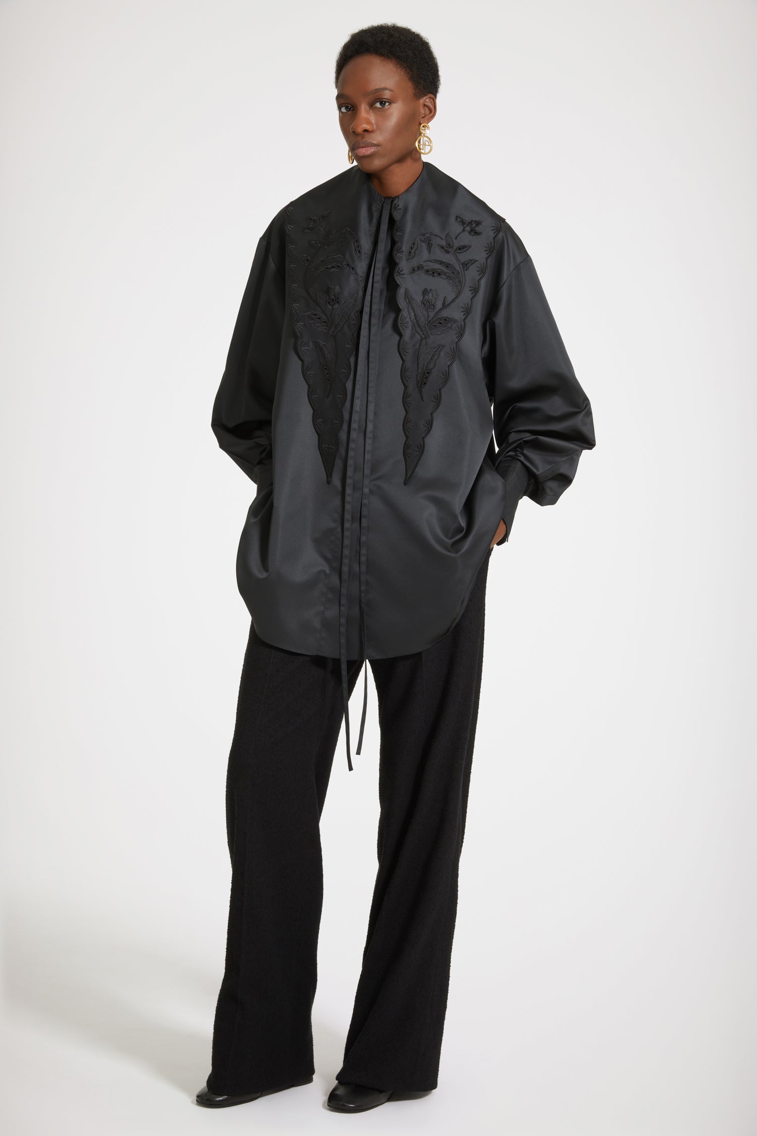 Patou - Col long brodé en satin éco-responsable - Black - Des cols aux mille couleurs.Col en satin de polyester recyclé noir. Forme pointue. Broderies florales. JP brodé au dos. Bords festonnés. Liens sur le devant.