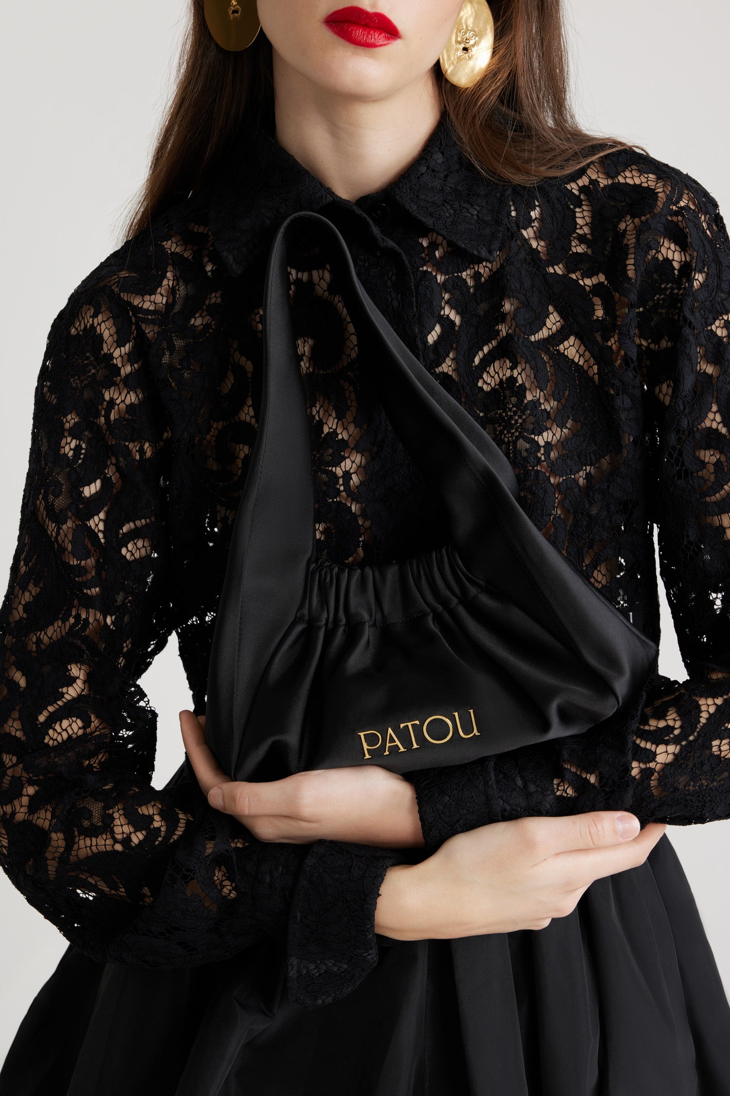 Patou - Borsa Le Biscuit - Black - Borsa in raso di misto cotone nero. Modello piccolo. Forma a mezzaluna con manico largo. Apertura elasticizzata. Patou in metallo oro. Fodera in cotone.