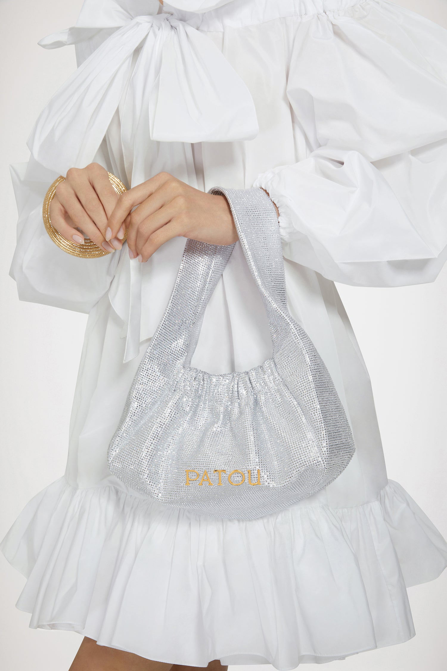Patou - Borsa Le Biscuit in raso e strass - White - Il più sfizioso degli accessori Patou.Borsa in raso di poliestere bianco con strass. Modello piccolo. Forma a mezzaluna con manico largo. Apertura elasticizzata. Patou in metallo oro.