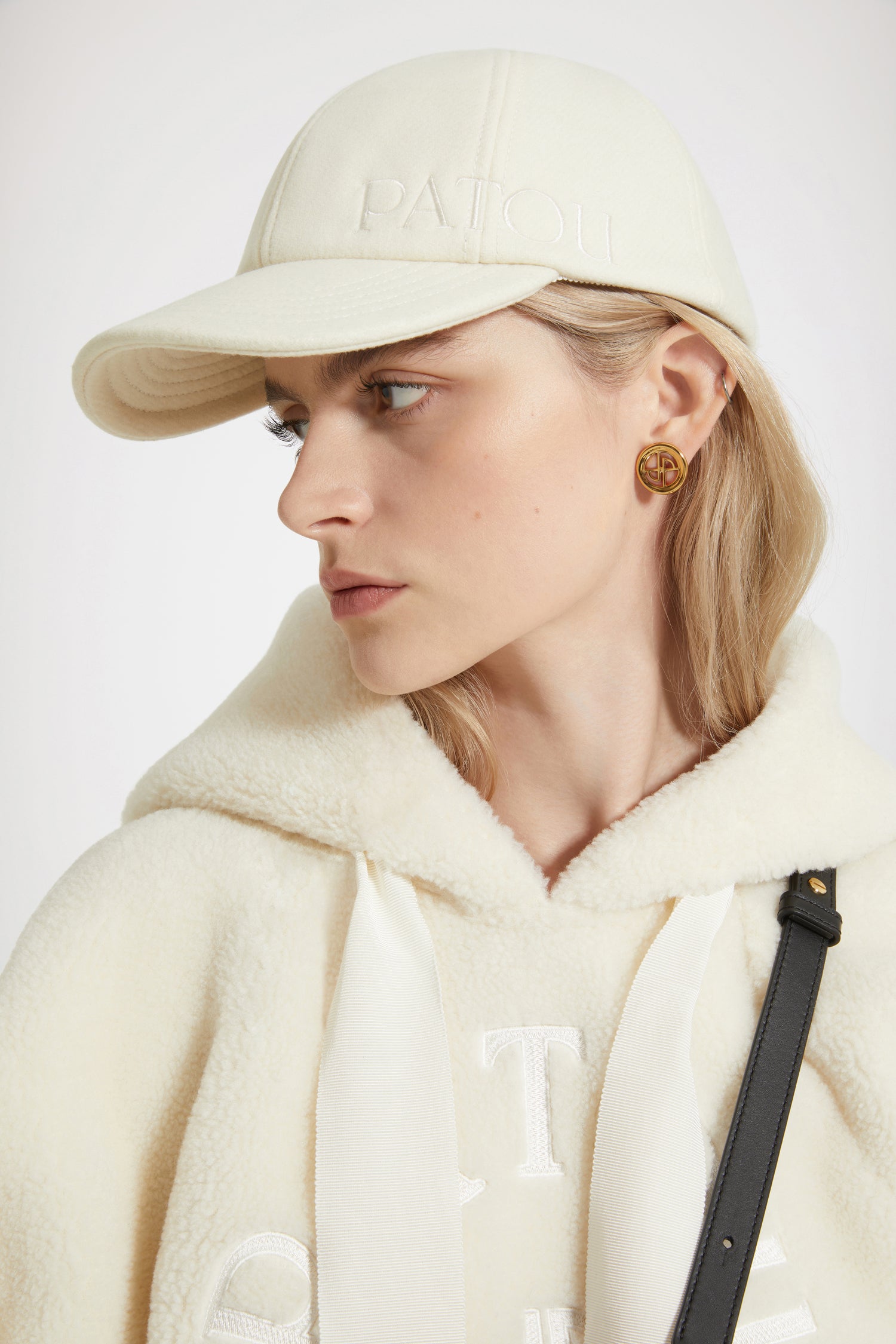 Patou - Patou cap in wool-blend felt - Avalanche - Do you Patou?Avalanche white wool-blend felt baseball hat. Patou logo embroidered at the side. Elasticated strap at the back. Unisex style.Size XS: circumference 56 cmSize M: circumference 58 cm