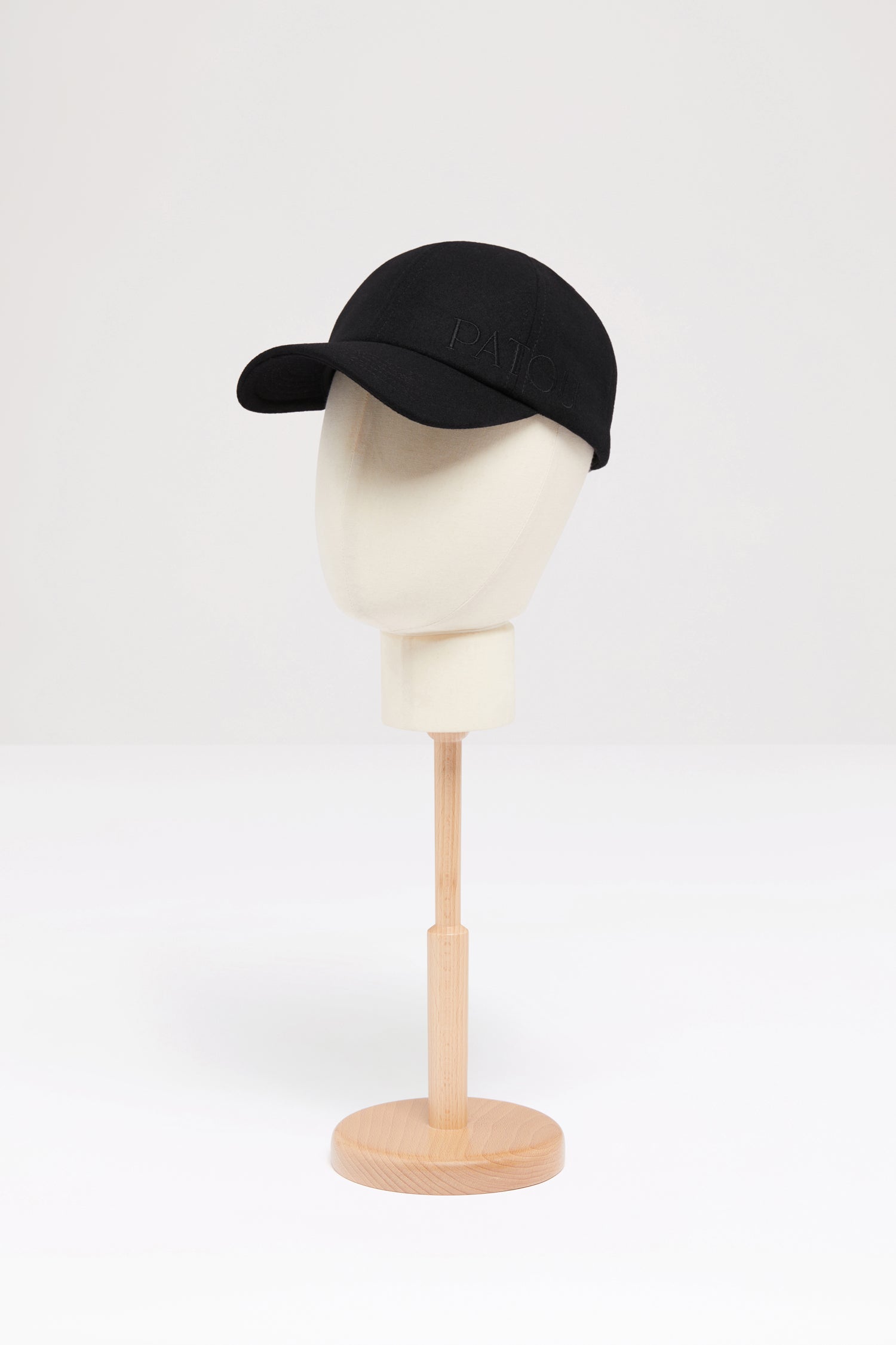 Patou - Patou Kappe aus Filz-Wollmix - Black - Sind Sie per Du mit Patou?Baseball-Kappe aus Filz-Wollmix in Schwarz. Aufgesticktes Patou Logo an der Seite. Elastikband hinten. Unisex-Stil.Größe XS: Umfang 56 cmGröße M: Umfang 58 cm