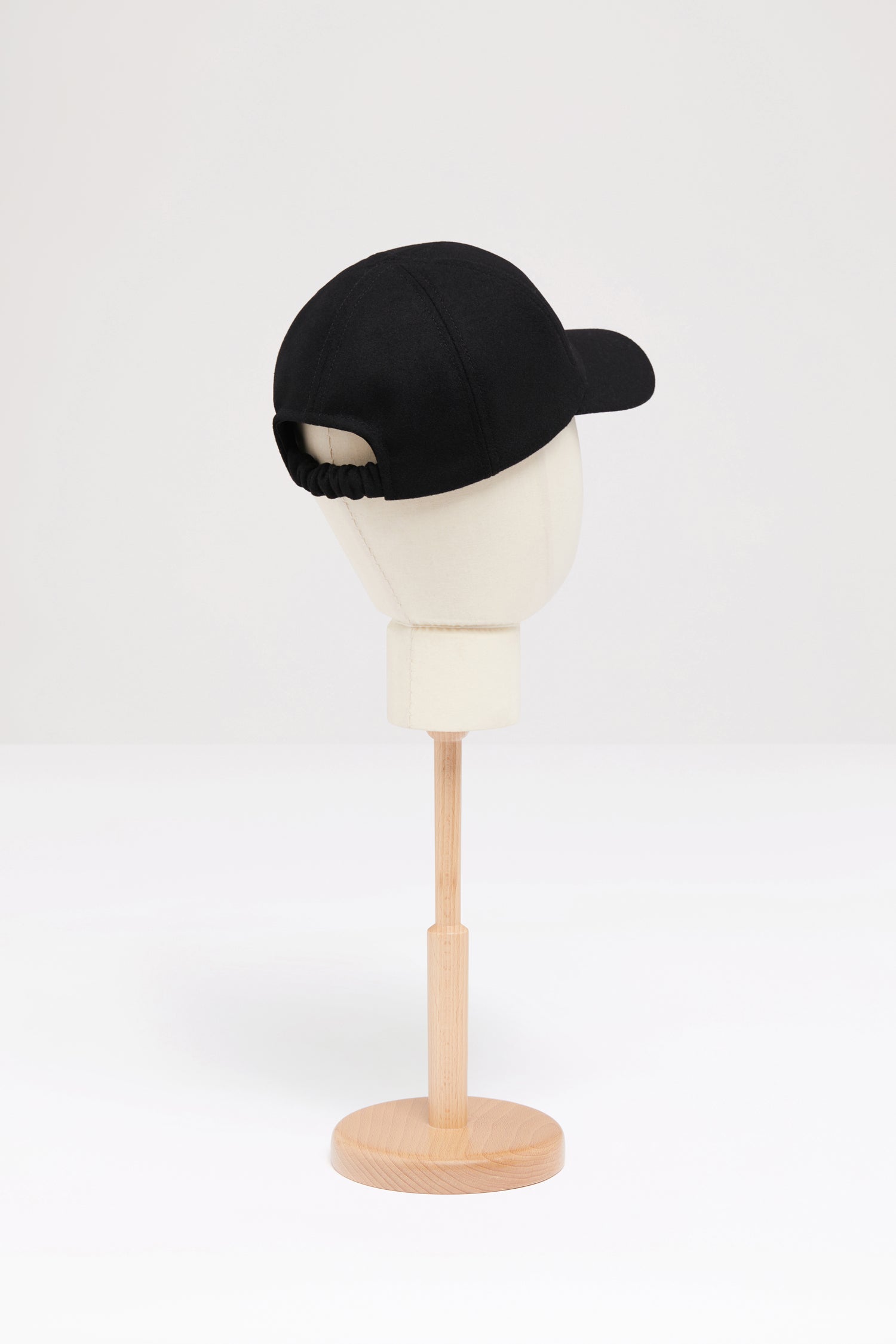 Patou - Patou Kappe aus Filz-Wollmix - Black - Sind Sie per Du mit Patou?Baseball-Kappe aus Filz-Wollmix in Schwarz. Aufgesticktes Patou Logo an der Seite. Elastikband hinten. Unisex-Stil.Größe XS: Umfang 56 cmGröße M: Umfang 58 cm