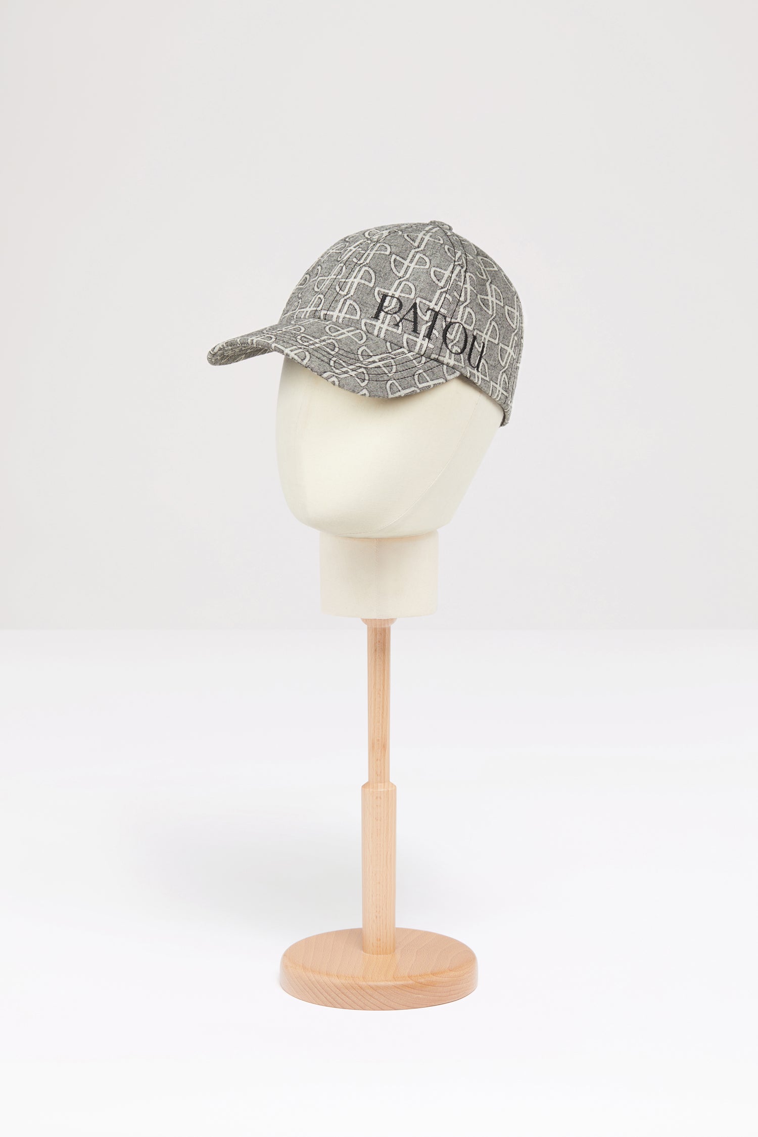 Patou - Cappellino Patou in jacquard di cotone - Black JP link - Parli Patou?Cappellino in jacquard di cotone bianco e nero. Fantasia JP allover. Patou ricamato al latoi. Elastico sul retro. Modello unisex. Circonferenza XS : 56 cmCirconferenza M : 58 cm