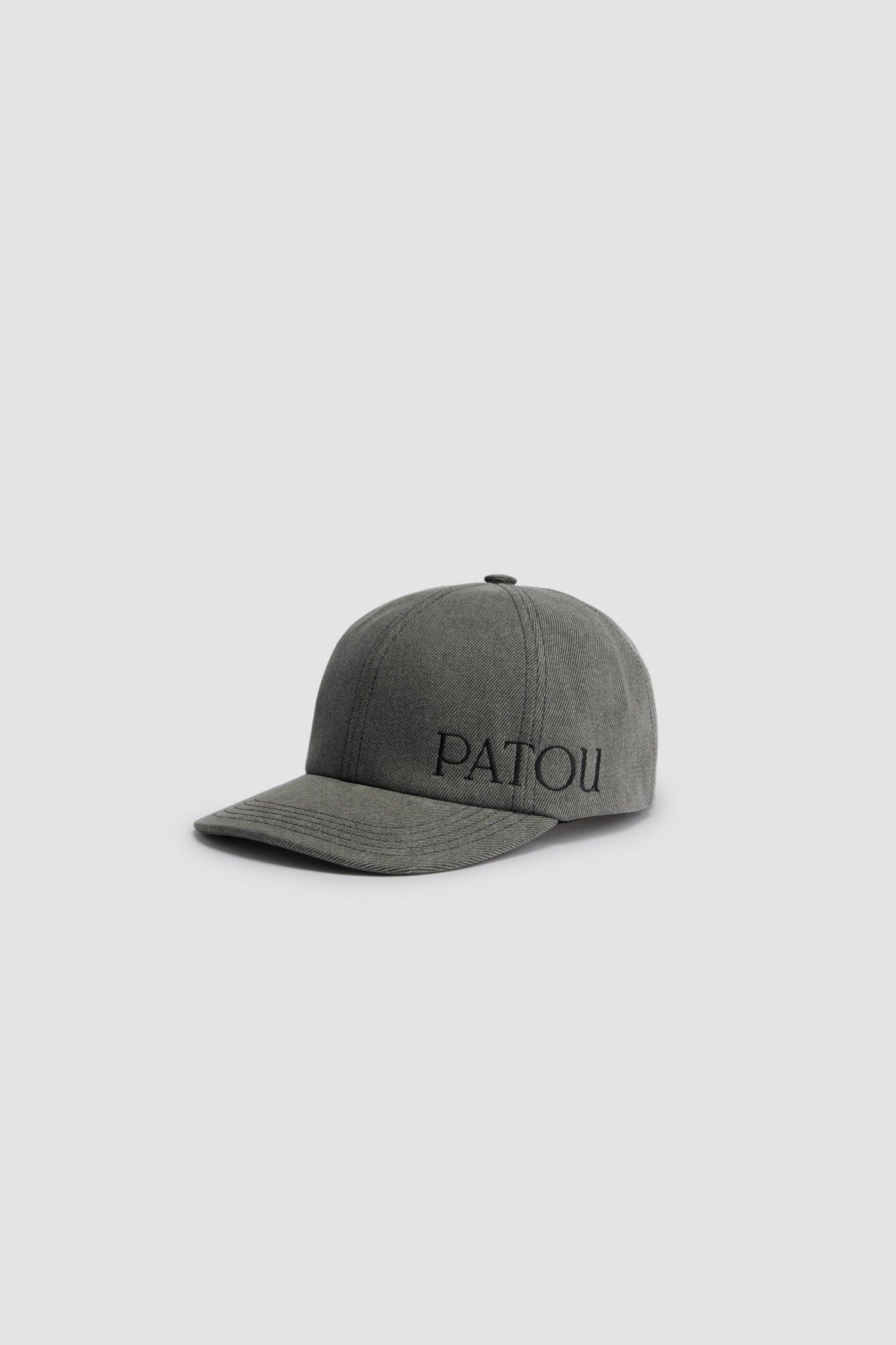 Patou - Cappellino Patou in denim di cotone bio - Anthracite - Parli Patou?Cappellino in denim di cotone bio grigio antracite. Lavaggio laser sostenibile. Patou ricamato al lato. Elastico sul retro. Modello unisex. Circonferenza XS : 56 cmCirconferenza M : 58 cm