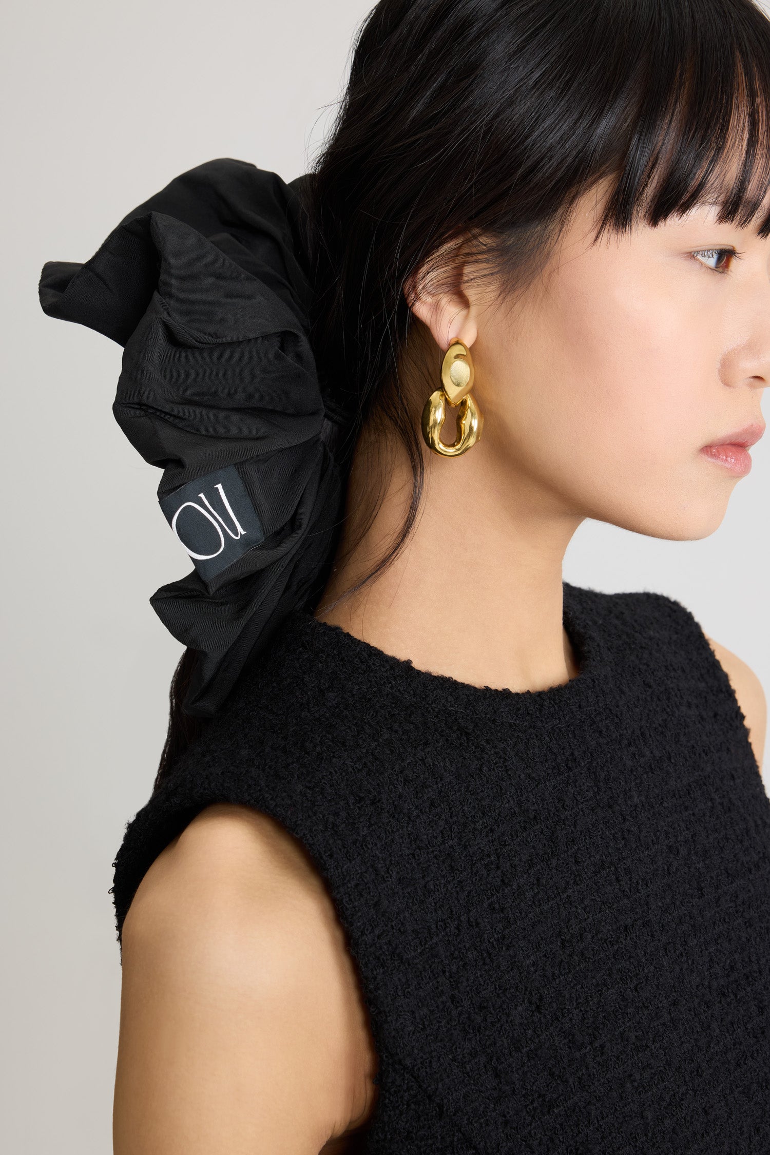 Patou - リサイクルファイユ パトゥ シュシュ ラージ - Black - ブラックカラーのリサイクルポリエステルファイユ製シュシュ。オーバーサイズスタイル。パトゥラベル。