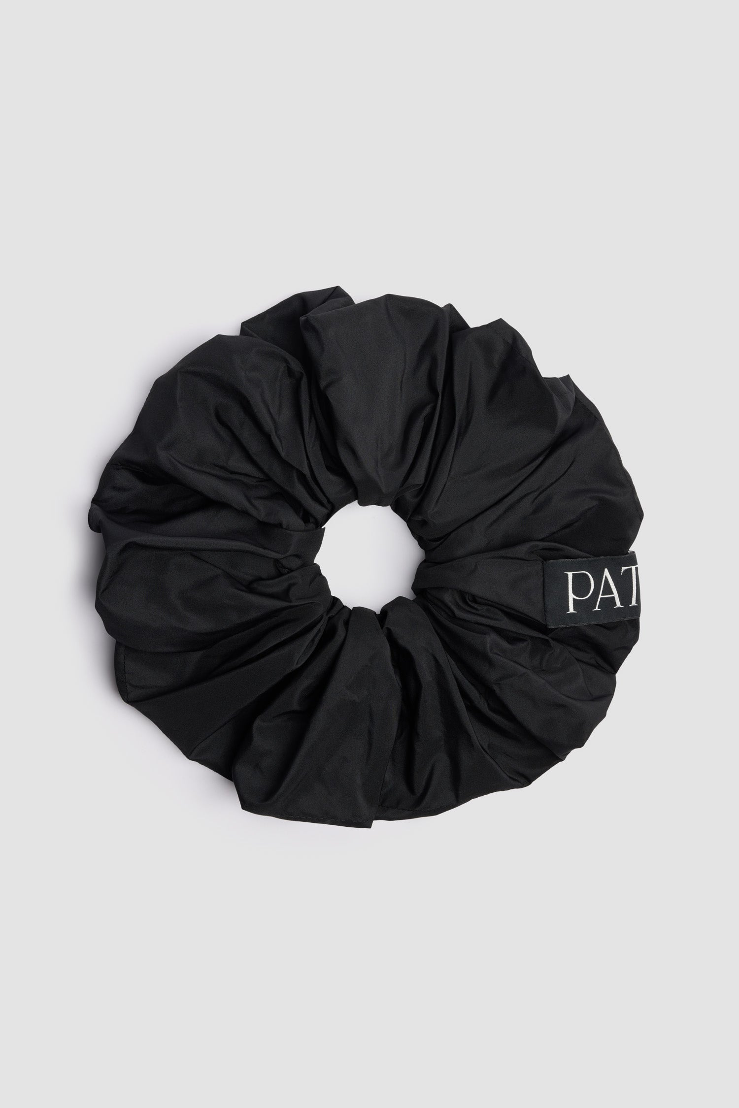 Patou - リサイクルファイユ パトゥ シュシュ ラージ - Black - ブラックカラーのリサイクルポリエステルファイユ製シュシュ。オーバーサイズスタイル。パトゥラベル。