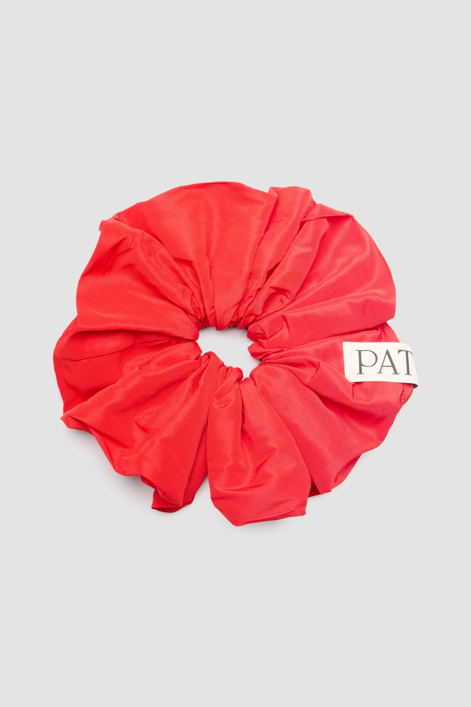 Patou - 재생 오토만 파유 소재 볼륨 스크런치 - Lipstick Red - 립스틱 레드 재생 폴리에스테르 오토만 파유 스크런치 오버사이즈 스타일. 파투 로고 라벨