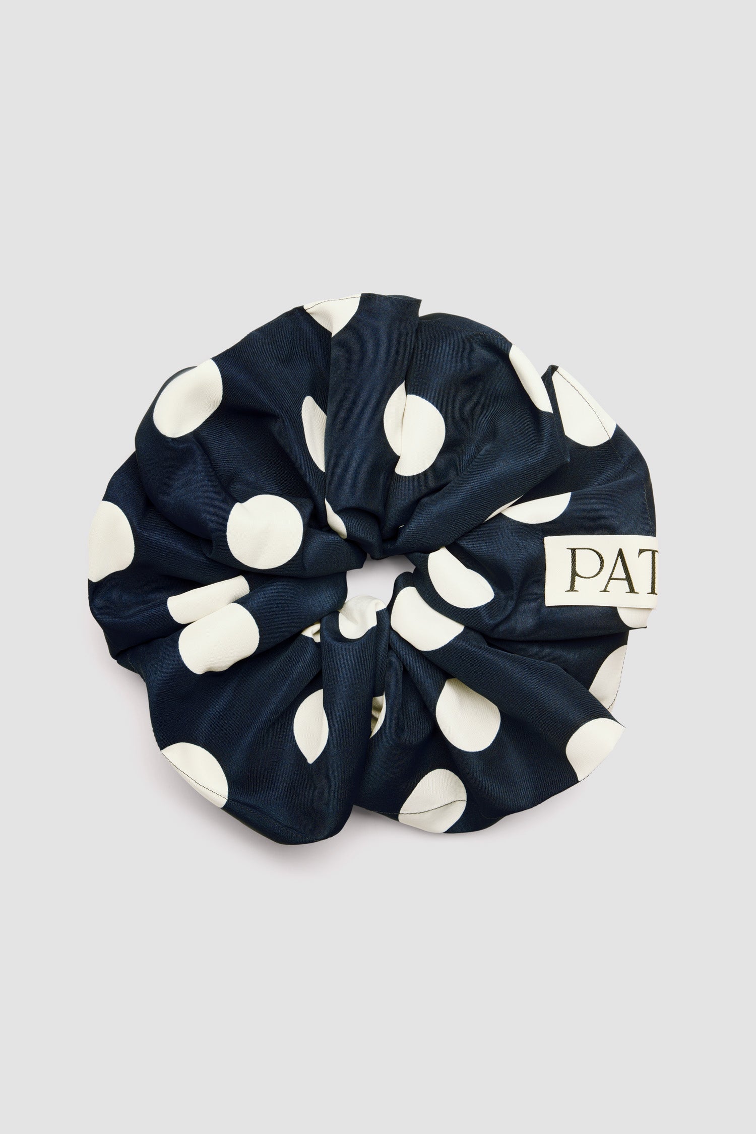 Patou - Dickes Haargummi aus bedruckter recyceltem Faille - Navy Polka Dots - Marineblaues Haargummi aus recyceltem Polyester-Faille. Gepunktet. Oversize-Stil. Patou Logoetikett.
