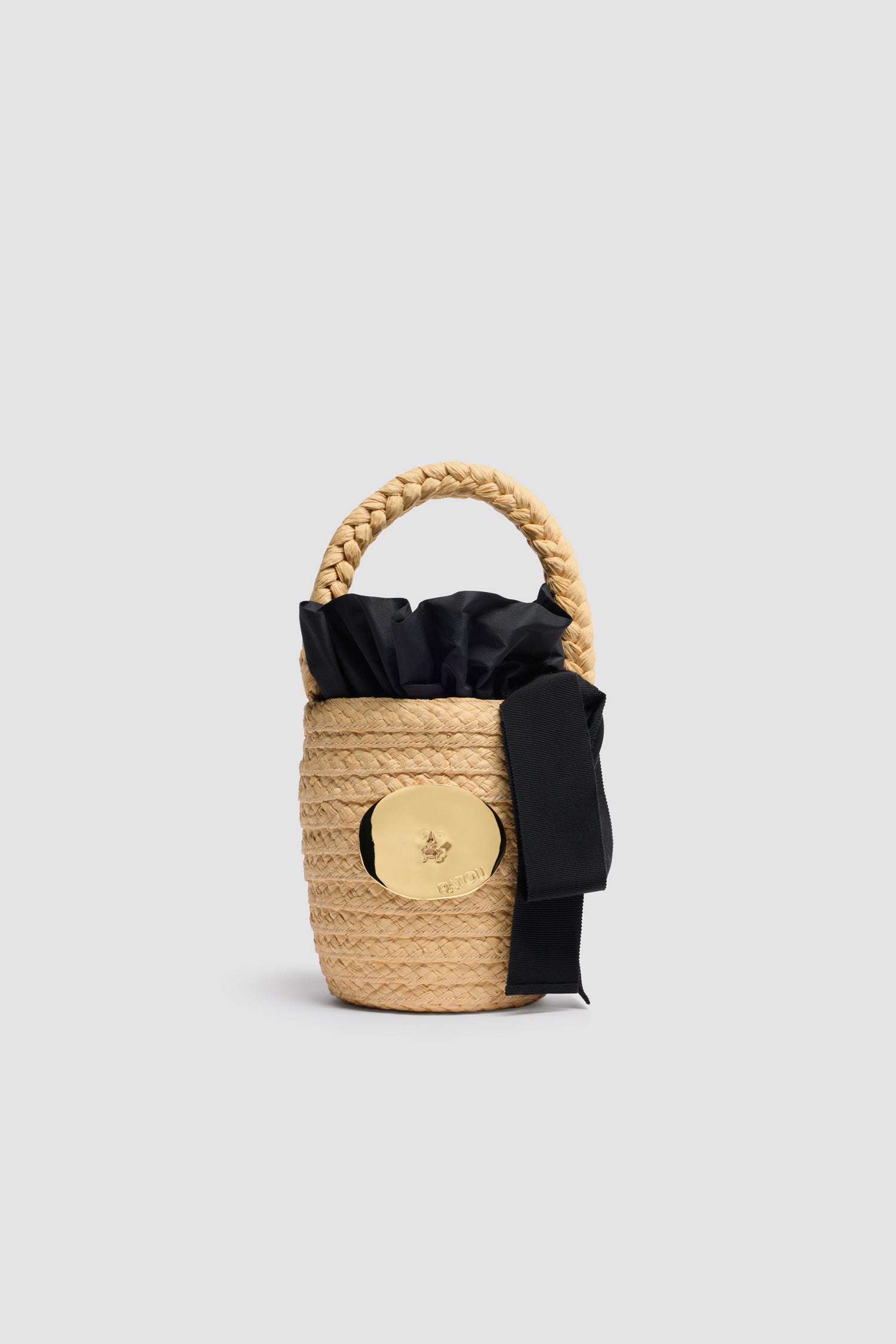 Patou - Panier seau en raphia - Vanilla - Panier en raphia couleur vanille. Forme seau avec anse tressée. Décoration dorée inspirée par la "Bocca della Verità". Doublure en tissu avec volant et noeud.