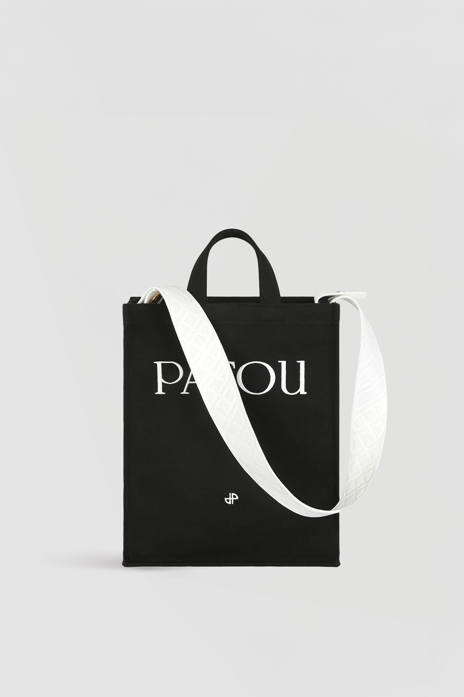 Patou - Cabas Patou vertical en coton - Black - Un peu de Patou à emporter partout.Cabas en coton noir. Patou et monogramme JP brodés. Bandoulière ornée de JP embossés avec détail de boutons dorés gravés Patou. Double anse. Peut se porter à la main ou sur l'épaule.