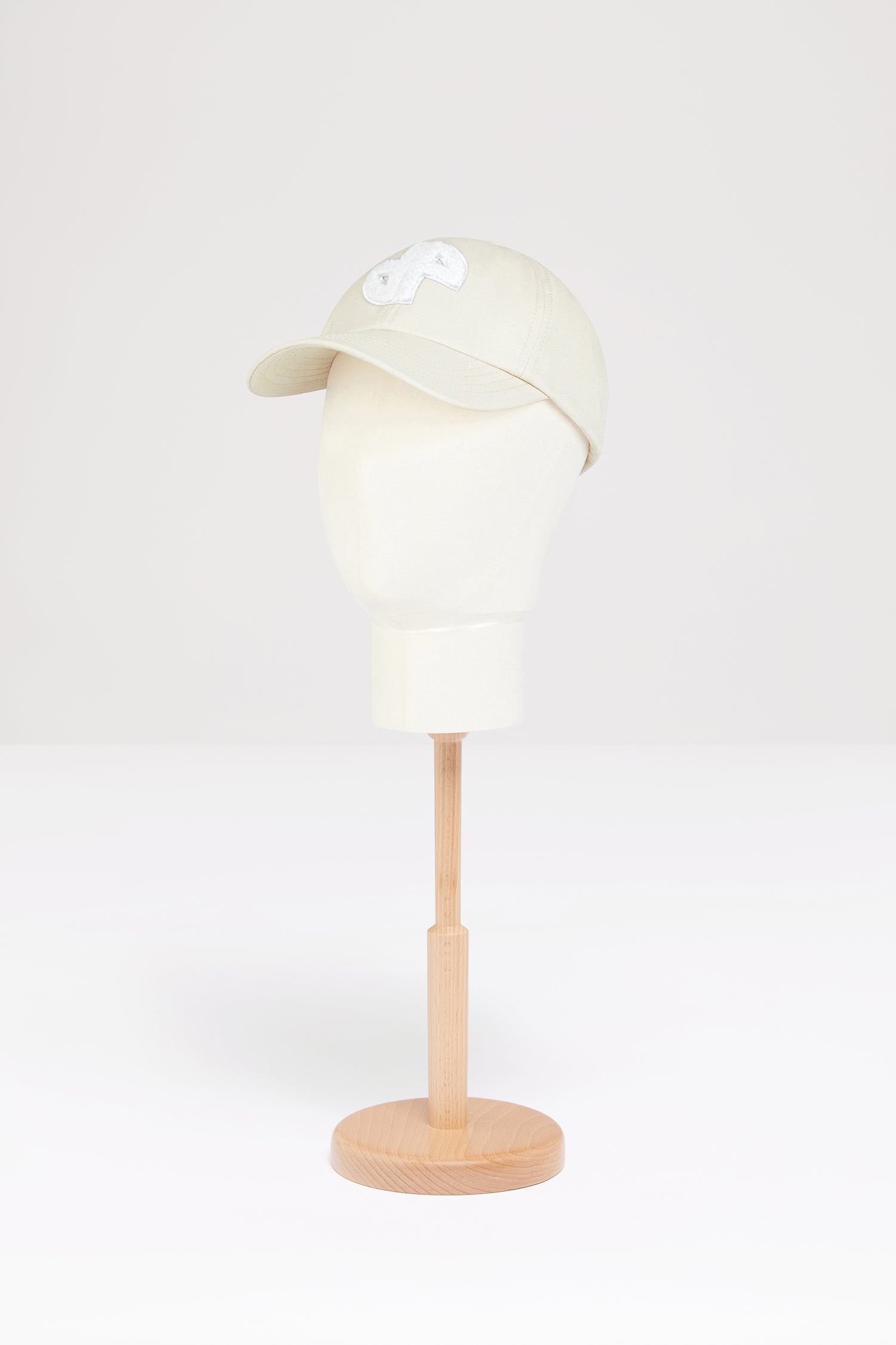 Patou - JP cap in cotton - Beige - Do you Patou?Beige cotton baseball hat. JP patch at the front. Elasticated strap at the back. Unisex style.Sizing:S: 55 cm circumferenceM: 57 cm circumferenceL: 59 cm circumference