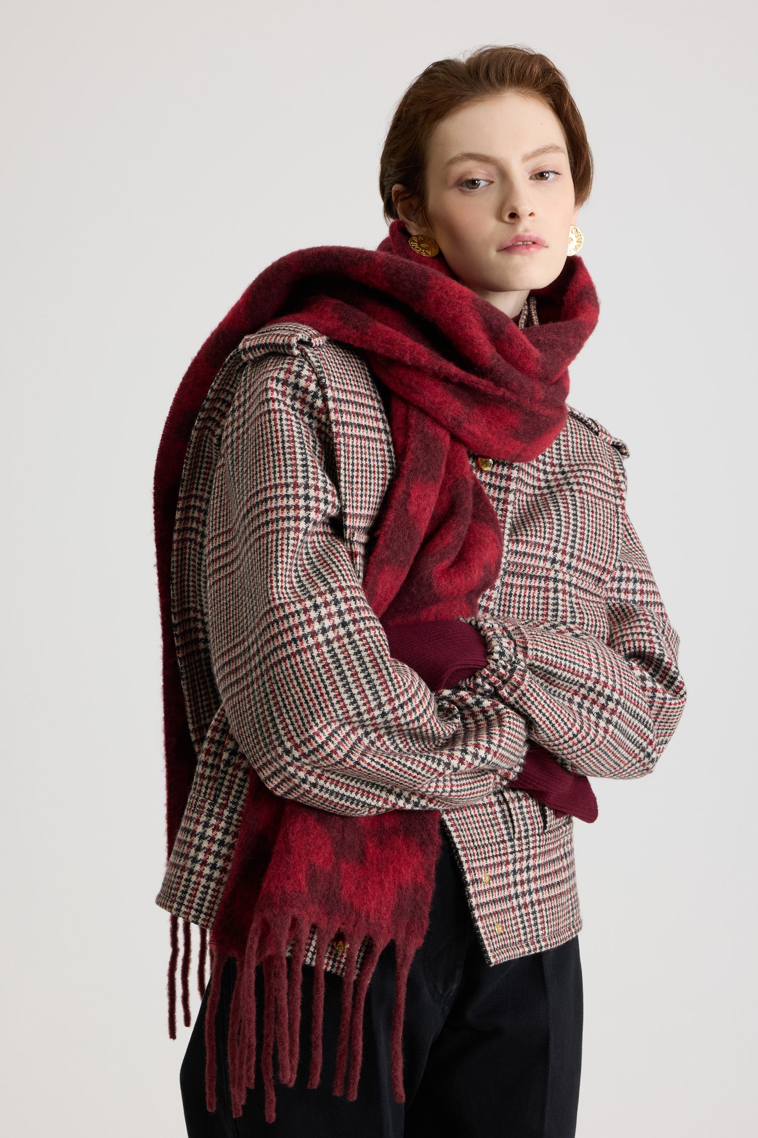 Patou - Sciarpa con monogramma JP in misto lana di alpaca - Vignola - Sciarpa in misto lana di alpaca bordeaux Vignola. Motivo JP all-over. Bordi con frange. Etichetta quadrata con logo Patou.