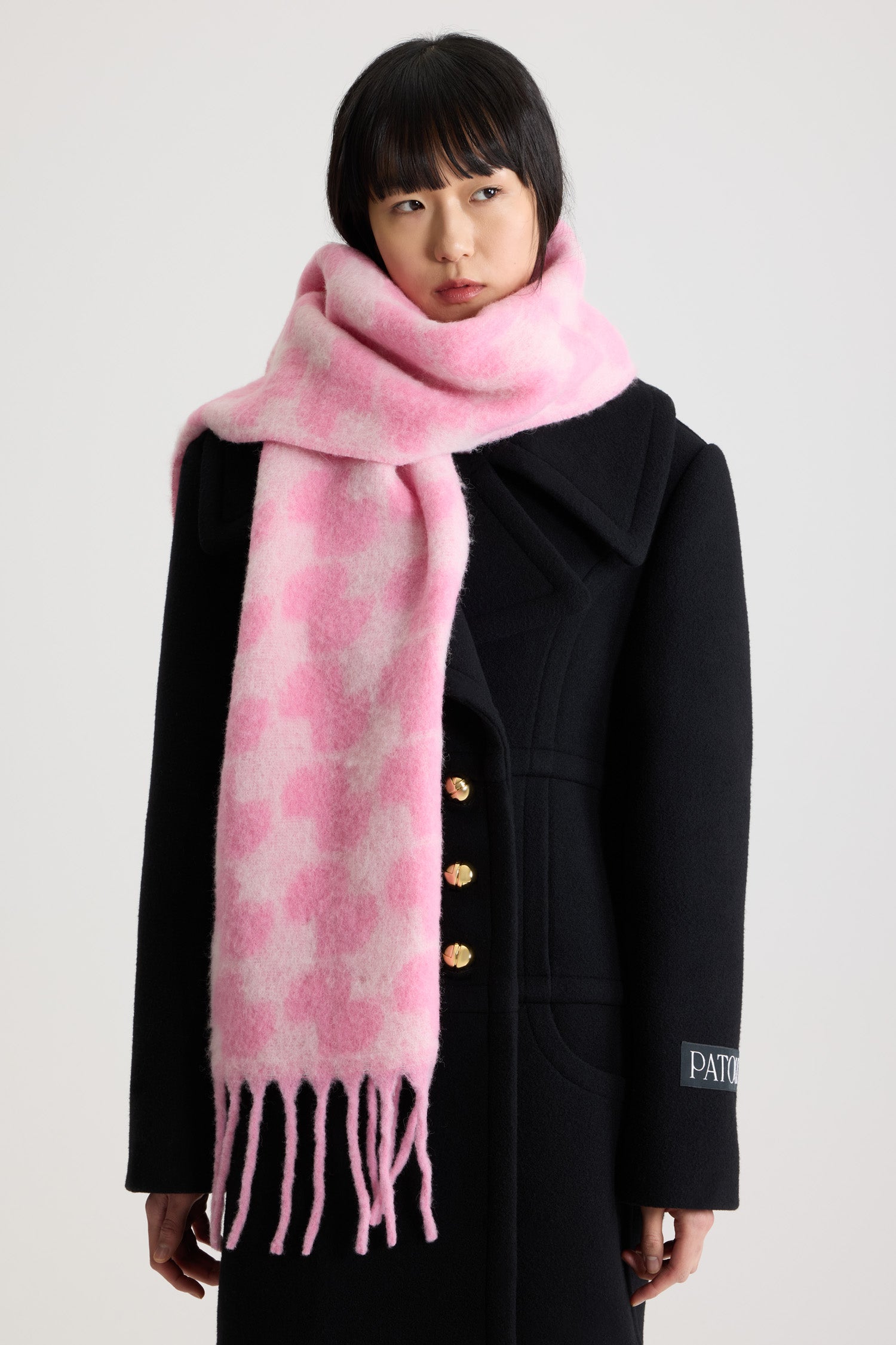 Patou - アルパカ ウールブレンド JP モノグラム スカーフ - Pink Pearl - ピンクパールのアルパカウール混紡スカーフ。全体にJPパターン。縁にフリンジ付き。スクエアパトゥのロゴラベル。