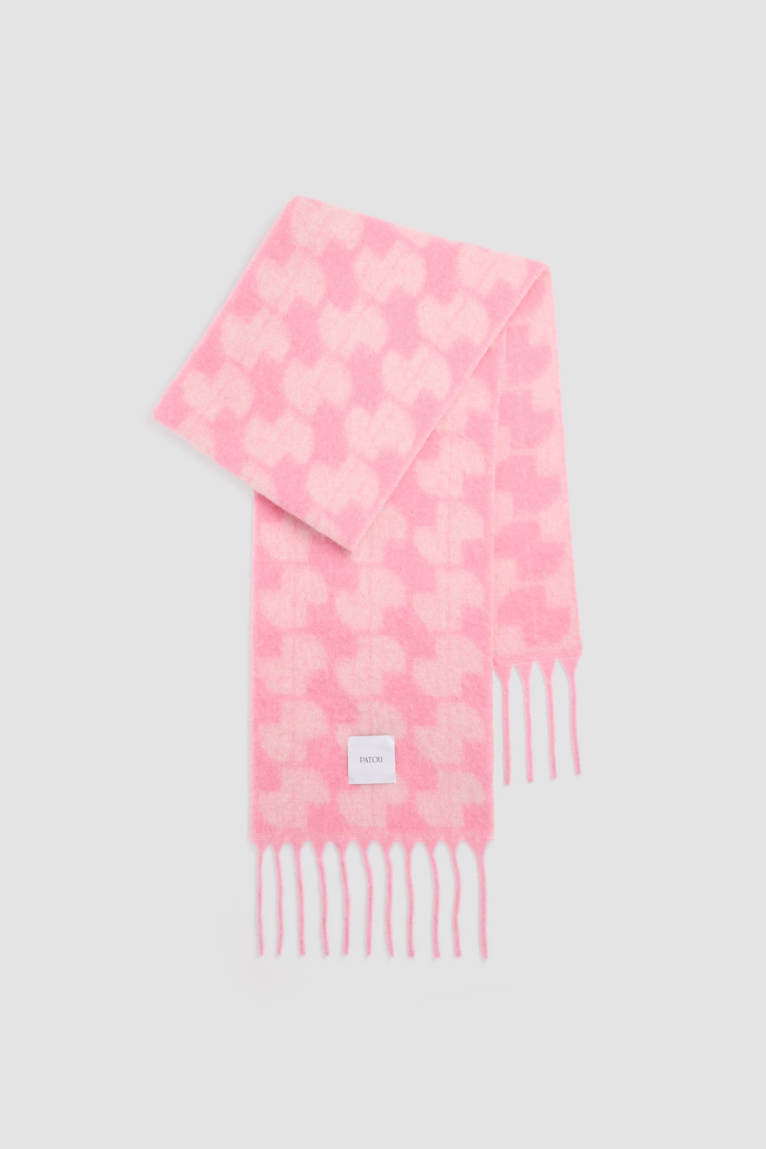 Patou - アルパカ ウールブレンド JP モノグラム スカーフ - Pink Pearl - ピンクパールのアルパカウール混紡スカーフ。全体にJPパターン。縁にフリンジ付き。スクエアパトゥのロゴラベル。