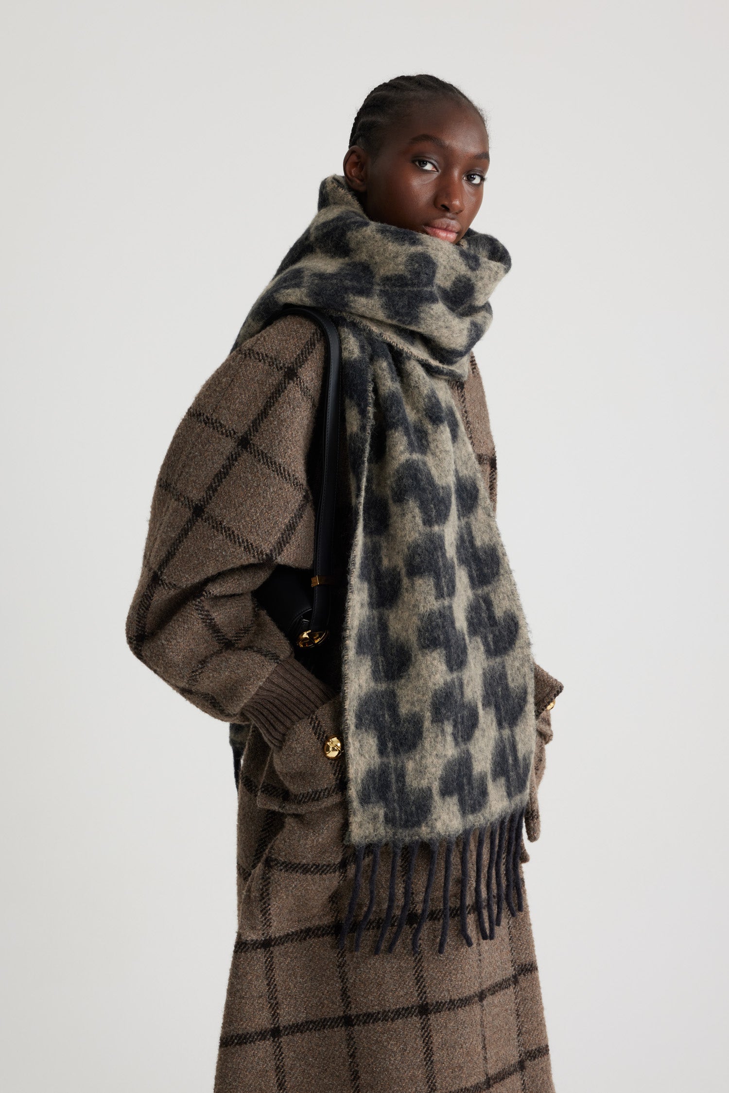 Patou - JP scarf in baby alpaca blend - Black Chestnut - Black and Chesnut brown baby alpaca blend scarf. JP monogram. Fringed edges. Square Patou label.