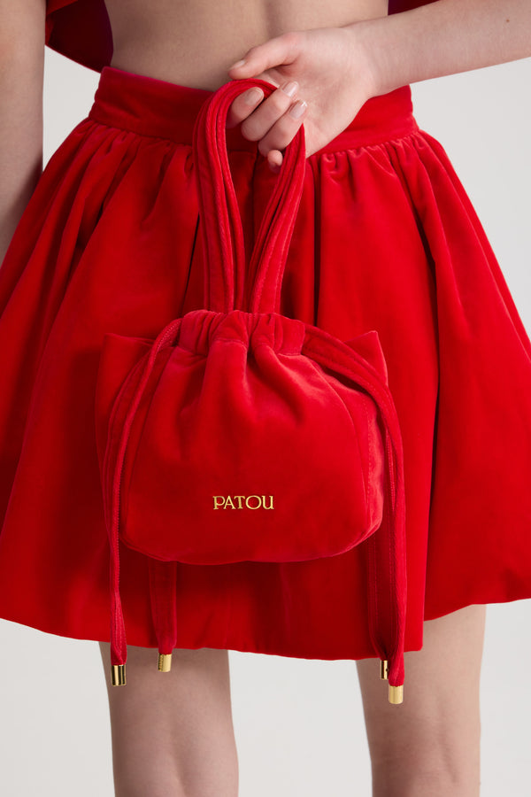 Patou - Abendtäschchen aus Baumwollsamt - Red - Abendtäschchen aus Baumwollsamt in Rot. Schnürverschluss mit Kordelzug. Obere Griffe. Patou-Logo aus goldfarbenem Metall. Gefüttert.