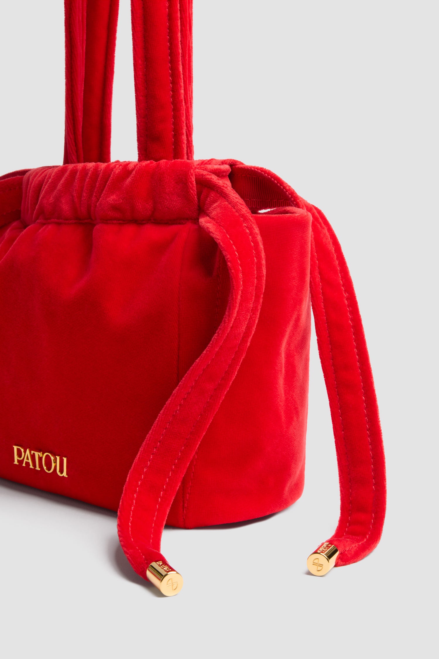 Patou - Abendtäschchen aus Baumwollsamt - Red - Abendtäschchen aus Baumwollsamt in Rot. Schnürverschluss mit Kordelzug. Obere Griffe. Patou-Logo aus goldfarbenem Metall. Gefüttert.