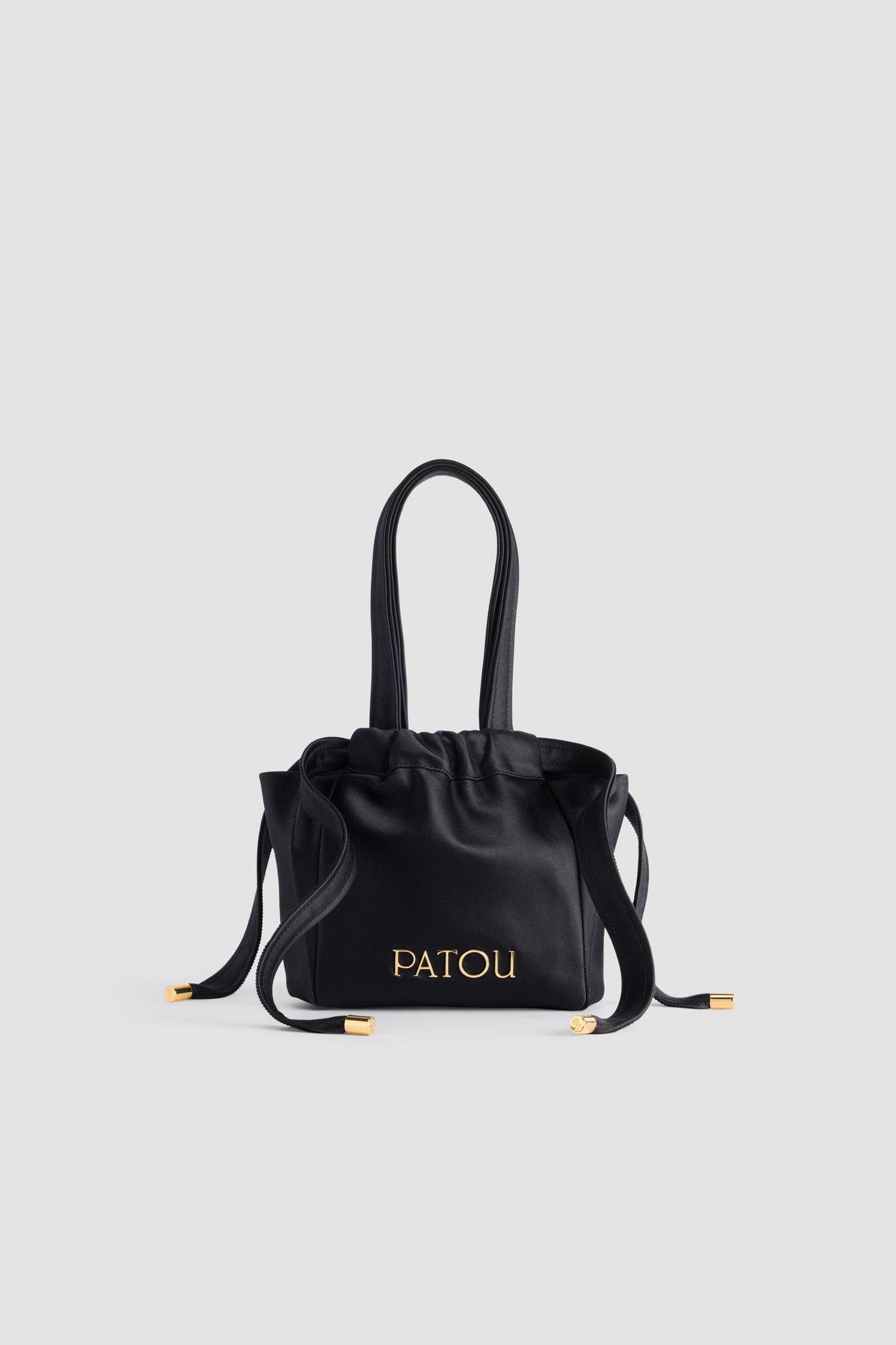 Patou - 재생 새틴 이브닝 파우치 - Black - 블랙 컬러의 재생 새틴 소재. 드로우스트링 레이스 잠금. 탑 핸들. 골드 톤 메탈 Patou. 전체 안감 처리.