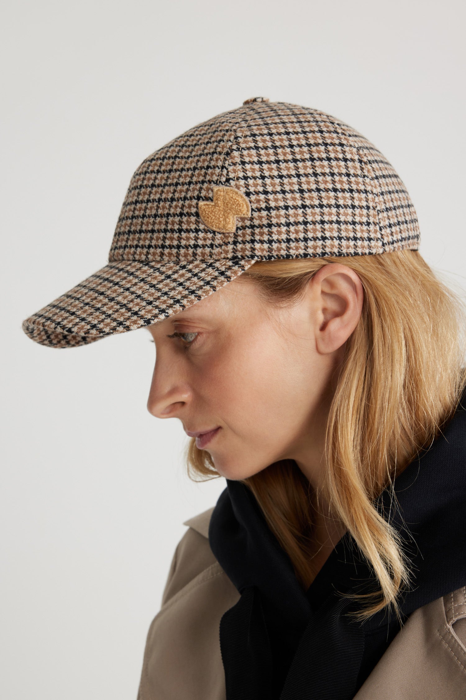 Patou - サステナブル ウールブレンド パターン JPキャップ - Houndstooth - サステナブルなウール混素材を用いたベースボールハット。千鳥格子柄。サイドにJPブークレパッチ。バックに伸縮性のあるストラップ。ユニセックス スタイル。サイズ:S:頭周り 55cmM:頭周り 57cmL:頭周り 59cm