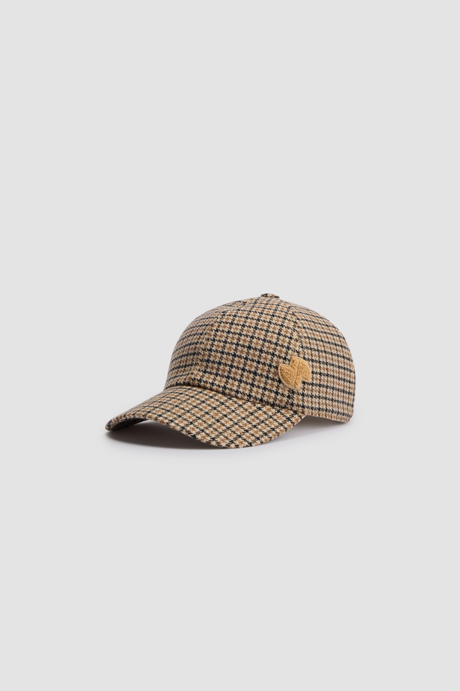 Patou - サステナブル ウールブレンド パターン JPキャップ - Houndstooth - サステナブルなウール混素材を用いたベースボールハット。千鳥格子柄。サイドにJPブークレパッチ。バックに伸縮性のあるストラップ。ユニセックス スタイル。サイズ:S:頭周り 55cmM:頭周り 57cmL:頭周り 59cm