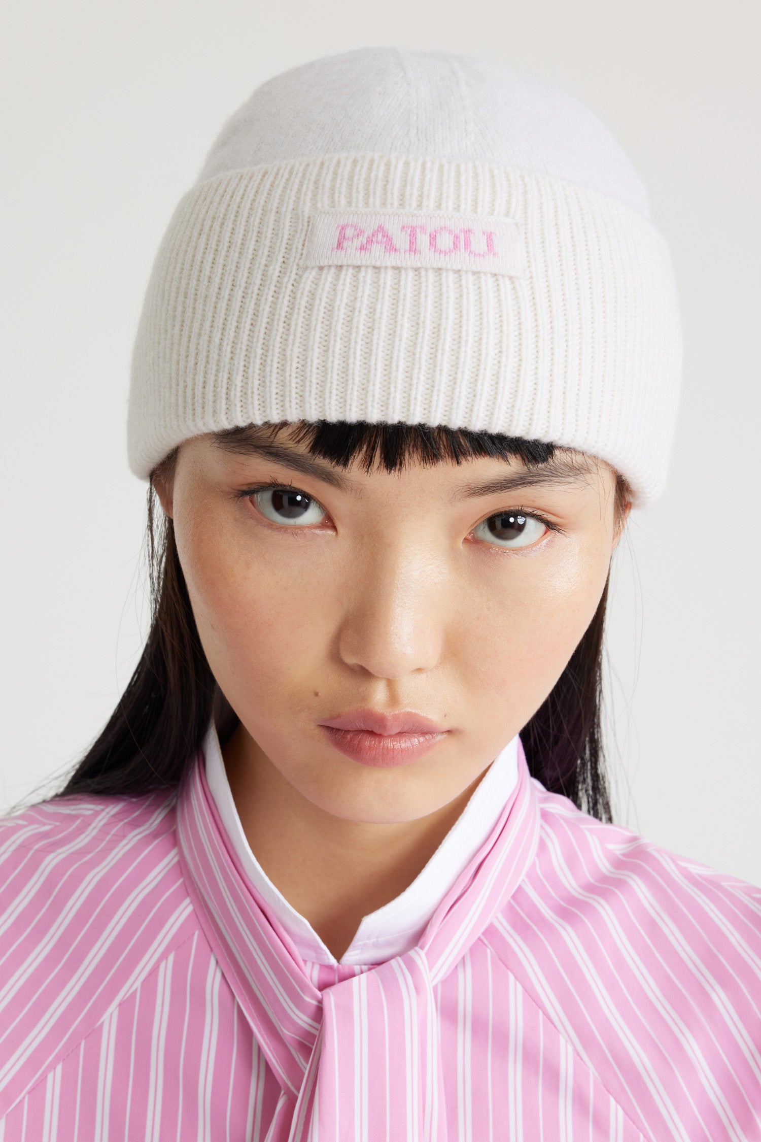 Patou - Cuffia Patou in lana e cachemire ecosostenibile - White - Berretto in misto lana e cashmere ecosostenibile bianco. Maglia classica e a costine. Etichetta Patou sul davanti.