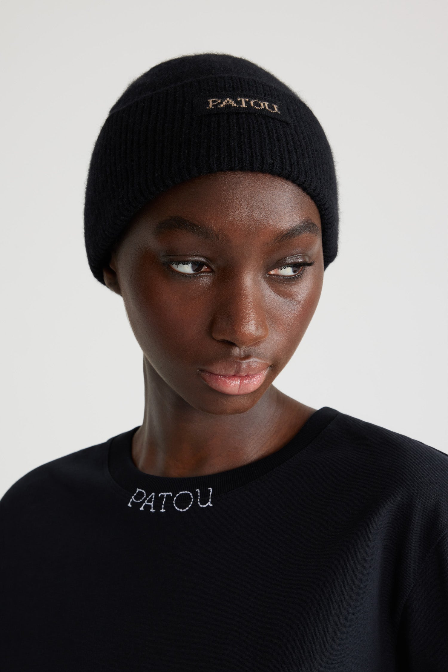 Patou - Patou beanie in sustainable wool and cashmere - Black - Black sustainable wool and cashmere beanie. Plain and rib knit. Patou jacquard label at the front.