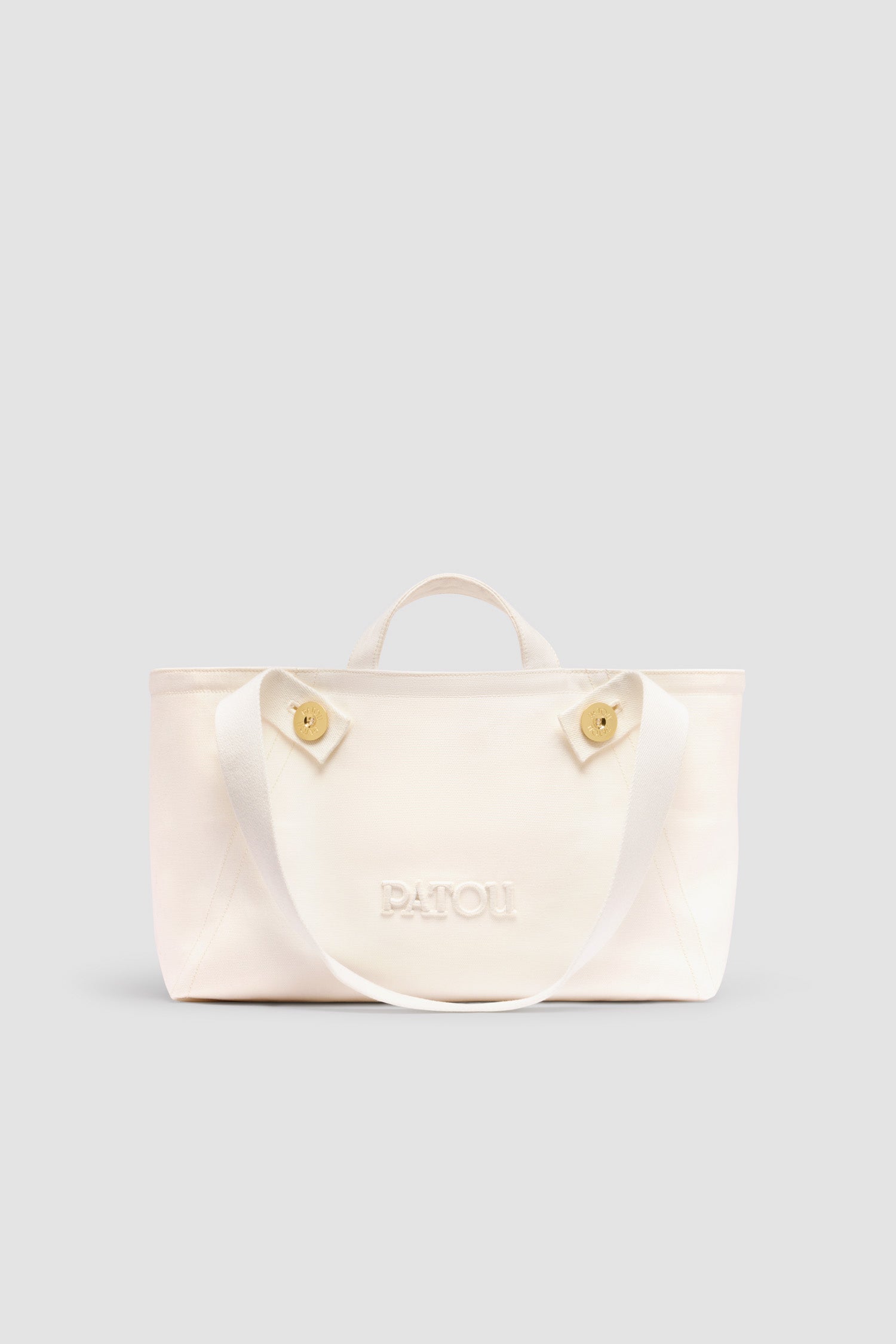 Patou - Tote a trapezio grande con logo Patou in cotone - White - Borsa in cotone bianco. Modello grande. Forma trapezio. Doppio manico, due tracolle con bottoni oro incisi con il logo Patou. Logo Patou ricamato sul davanti.