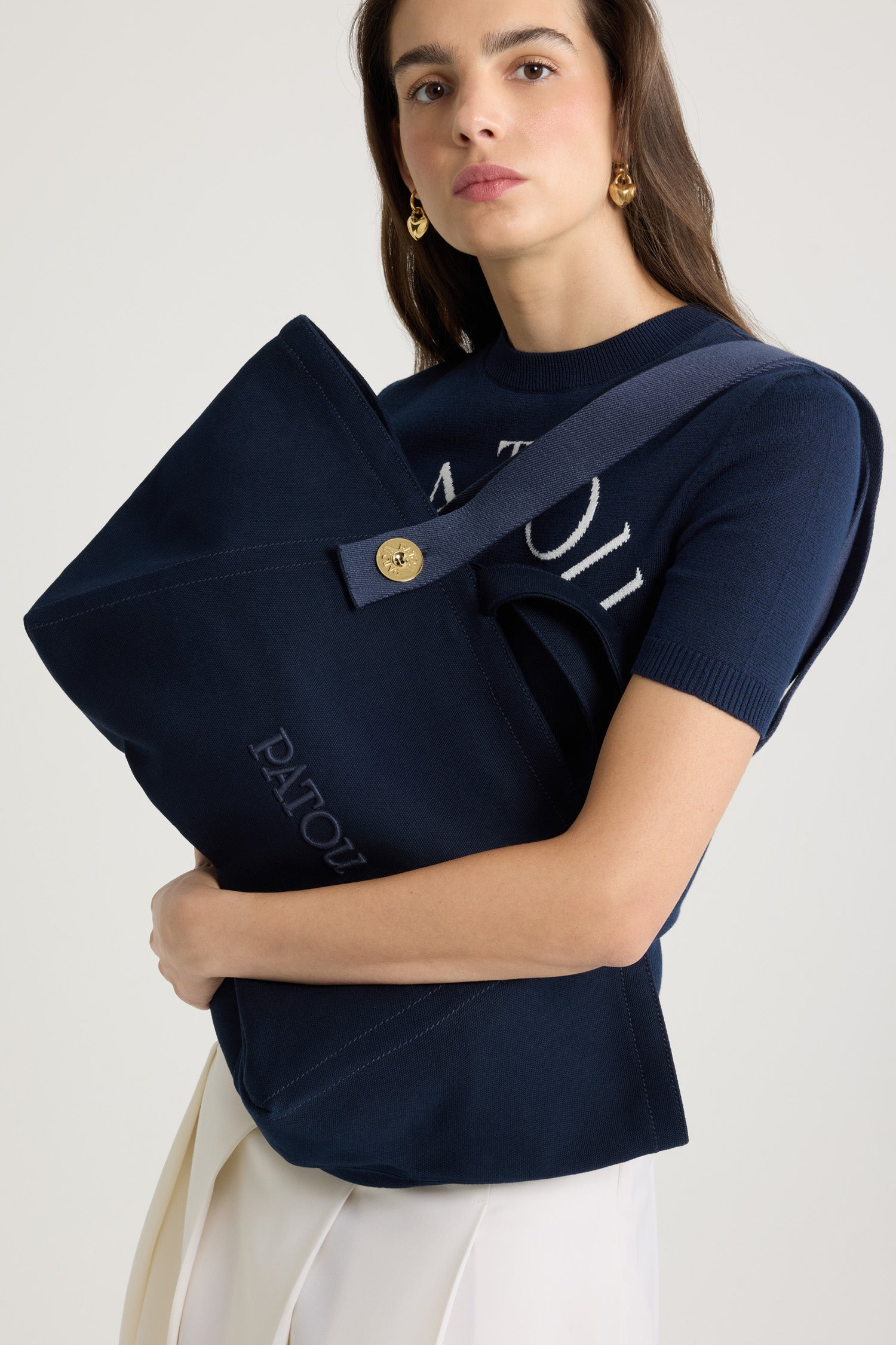 Patou - Grand cabas trapèze à logo Patou en coton - Navy Black - Cabas en coton noir marine. Grand modèle. Forme trapèze. Deux anses, deux bandoulières attachées par des boutons dorés gravés avec le logo Patou. Logo Patou brodé sur le devant.